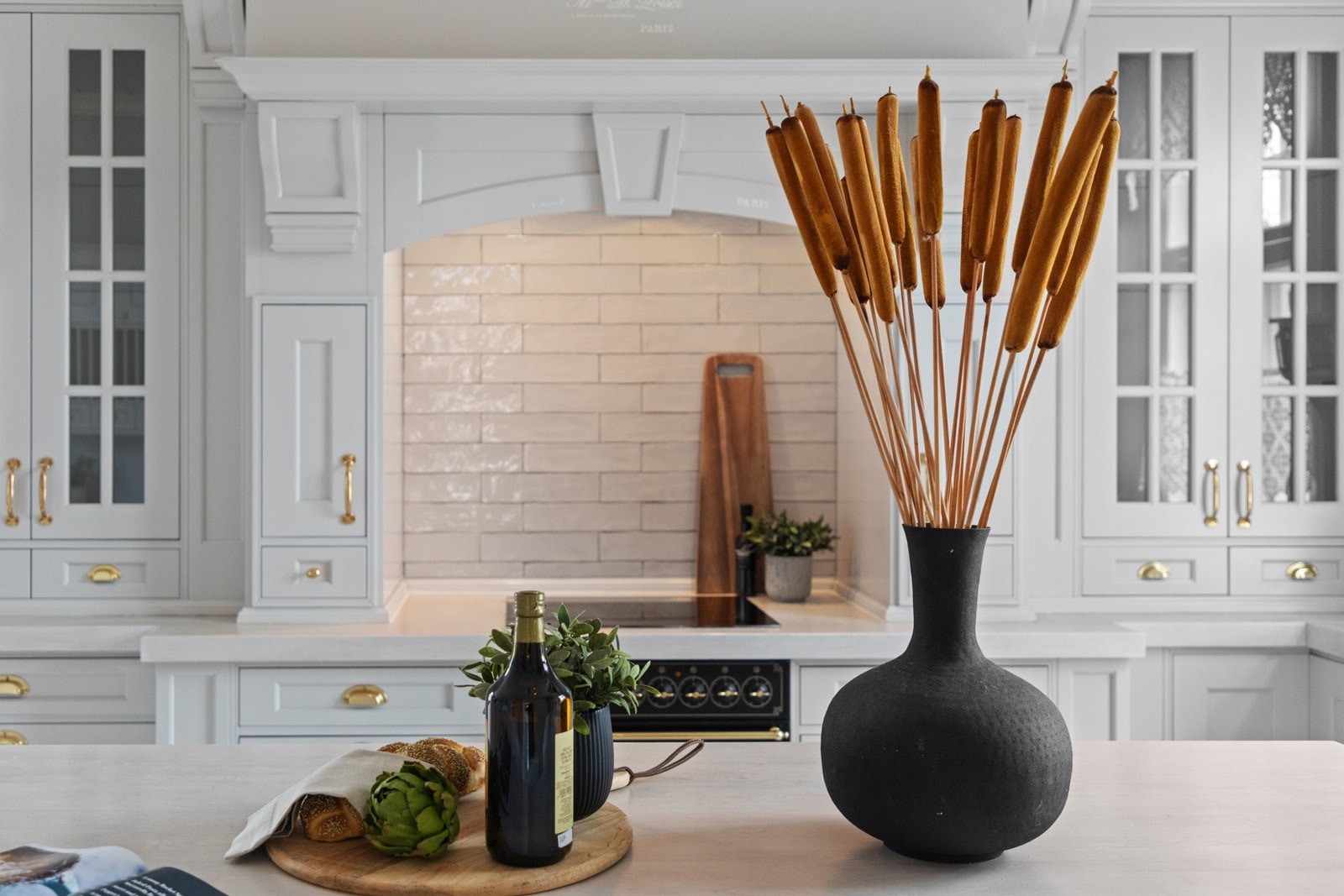 Boligen kan blant annet by på et flott kjøkken i herregårdsstil. Galleribilde