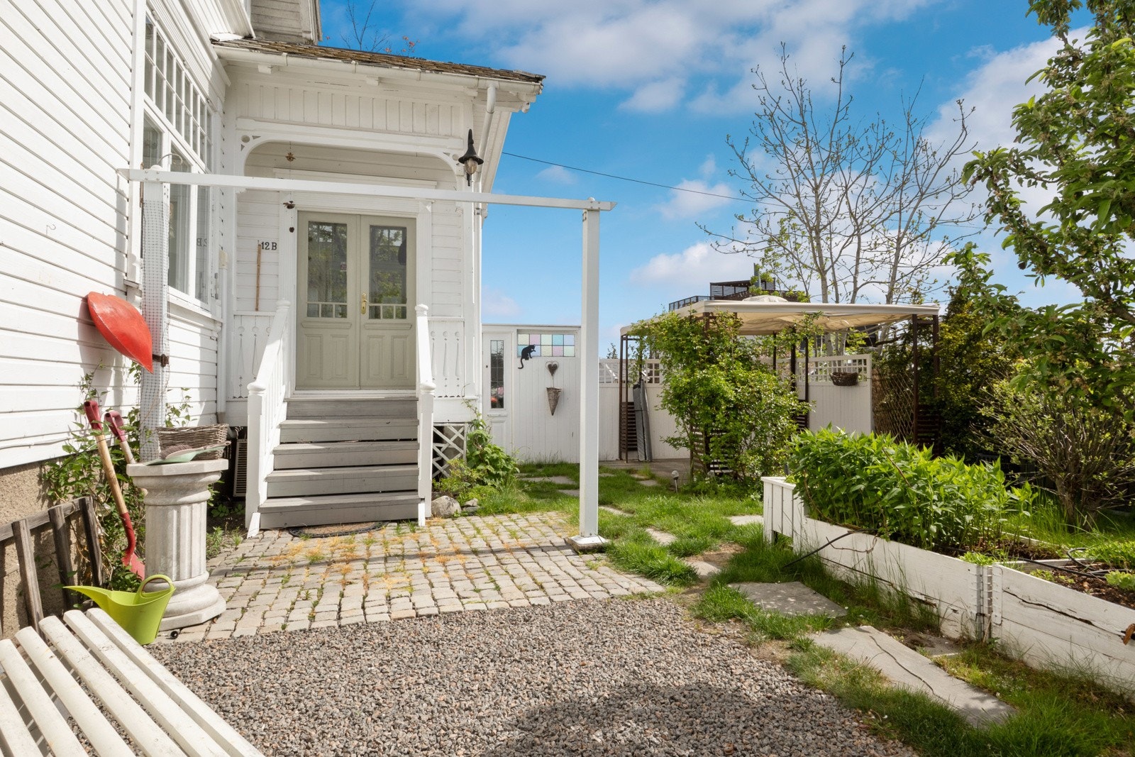 I hagen har boligen en grus- og steinlagt uteplass, i tillegg til en herlig markterrasse oppført i 2020. Galleribilde