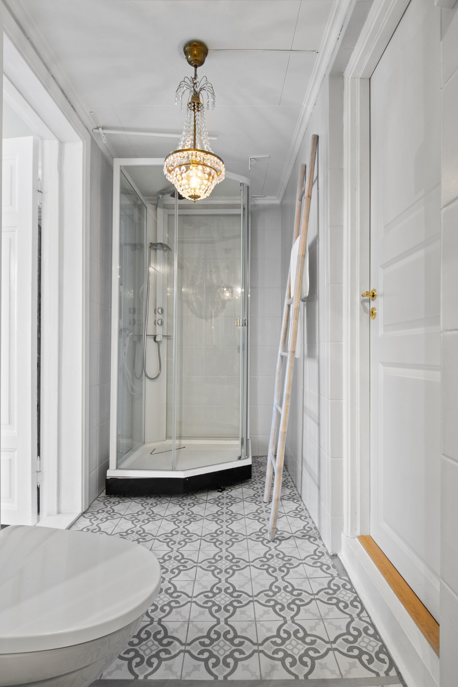 I 2024 ble badet oppgradert med ny innredning, nytt toalett, nytt dusjkabinett og nye gulvfliser i et lekkert mønster. Galleribilde