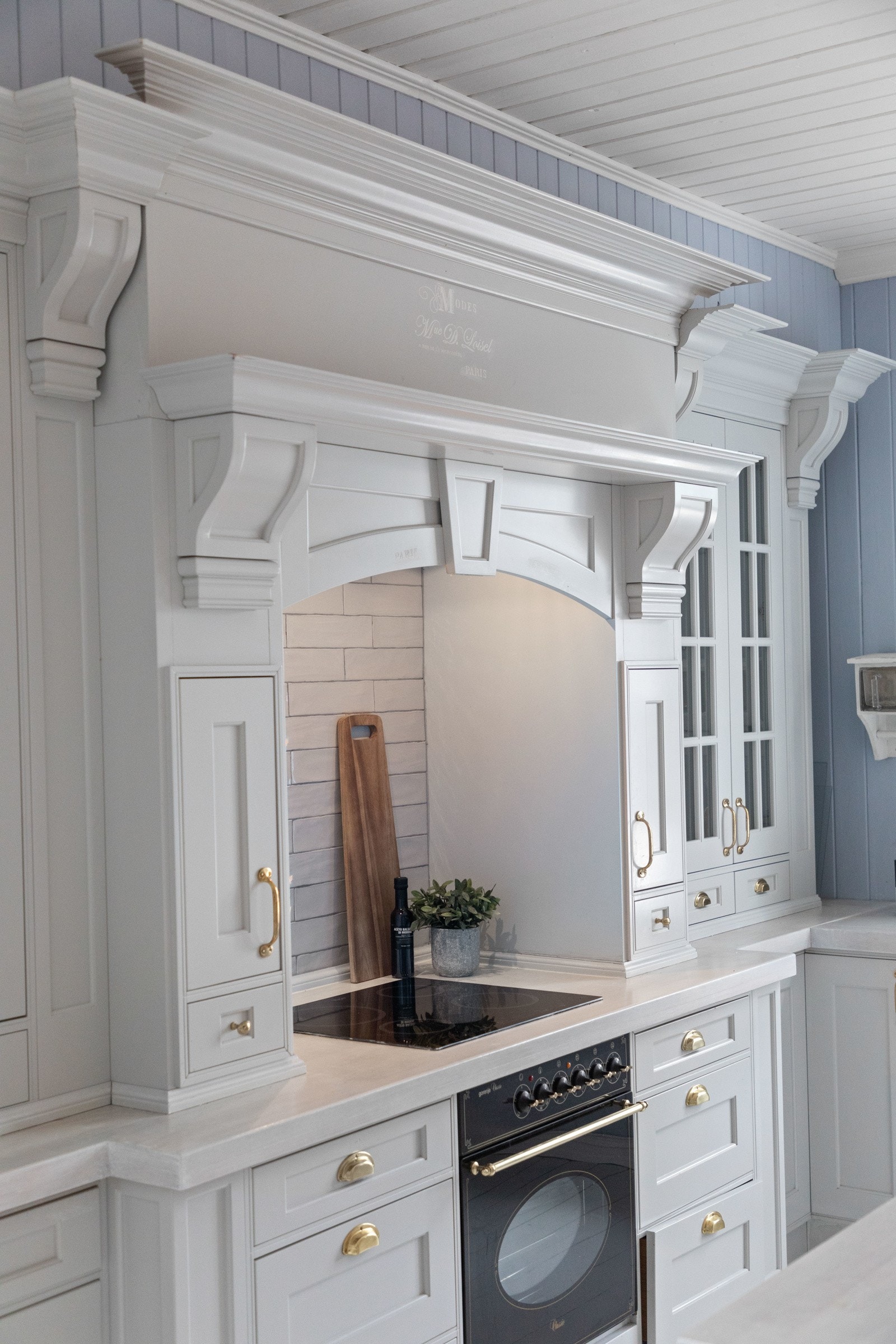 Ventilatoren er bygd inn i en engelsk grueløsning, som understreker den herskapelige stilen. Galleribilde