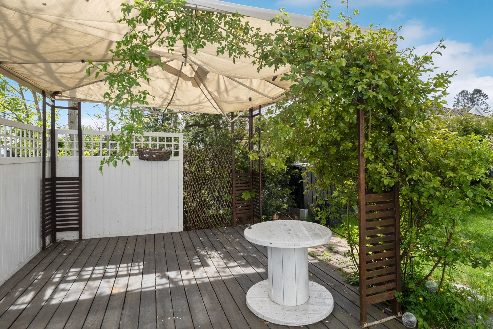 Hagen er opparbeidet med gressplen, busker, gangveier av skiferstein og en levegg med tofløyet blyglassdør. Galleribilde