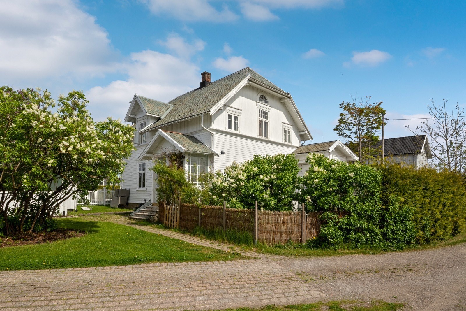 Kledningen på sørsiden er fra rundt 2016, og vinduene i boligen ble malt utvendig i 2024. Galleribilde