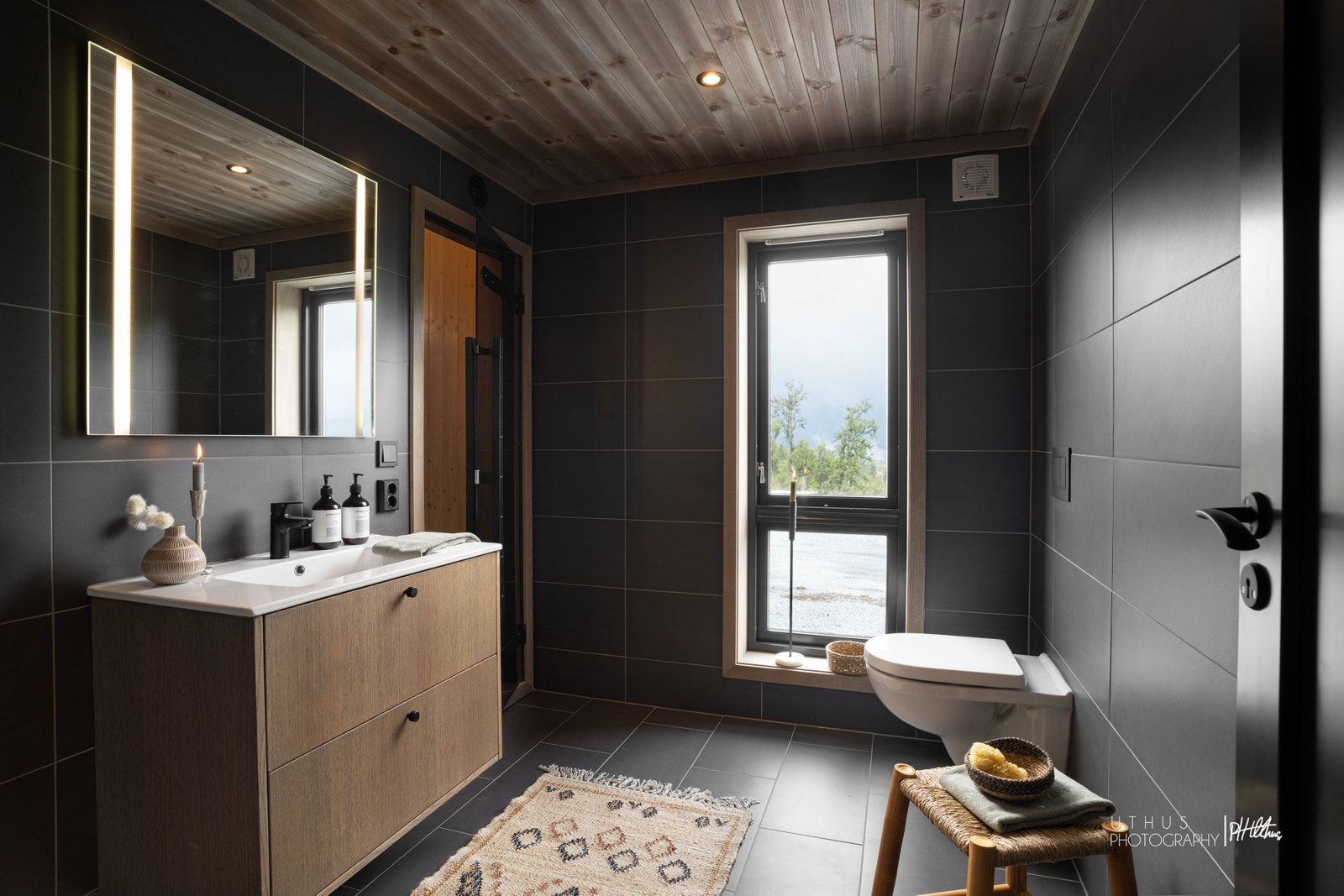 I avbildet hytte er det gjort tilvalg fra standard, blant annet baderomsinnredning. blandebatteri etc. Galleribilde