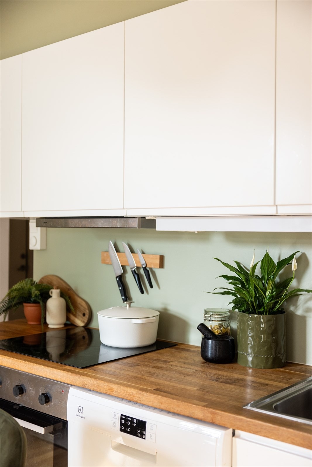 - Av hvitevarer er det integrert platetopp, stekeovn og kjøl/fryseskap. Kullfilterventilator over kokeplass - Galleribilde