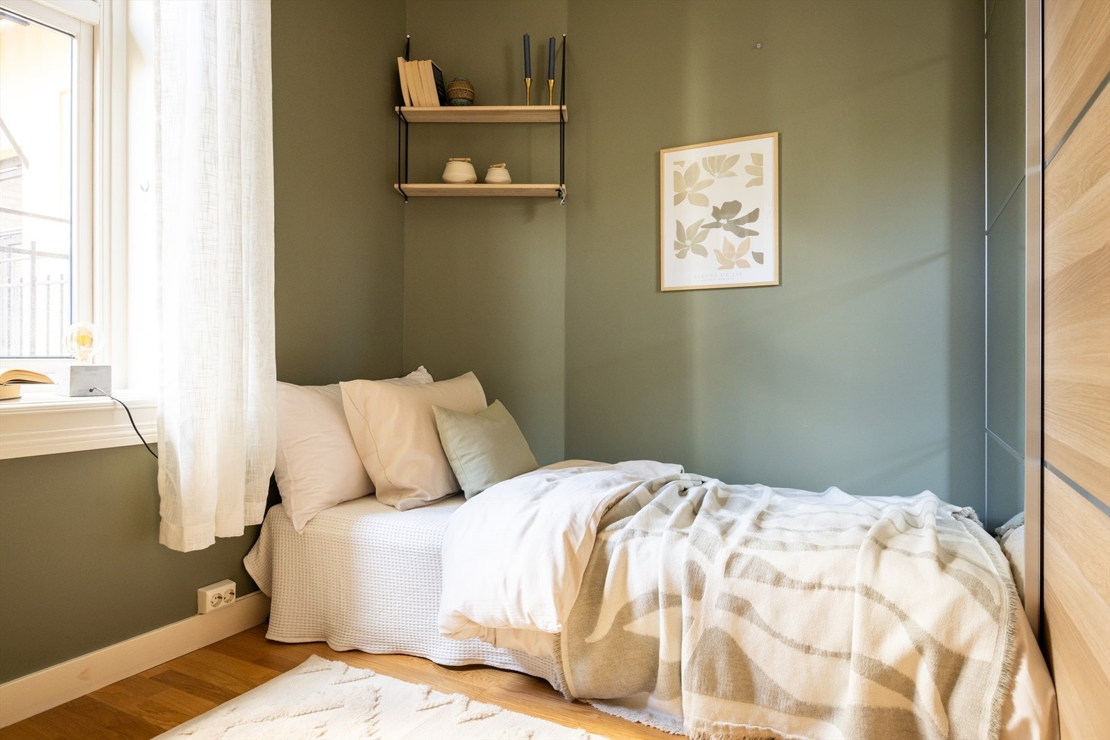 - Begge soverommene har plass til dobbeltseng og garderobeløsning - Galleribilde