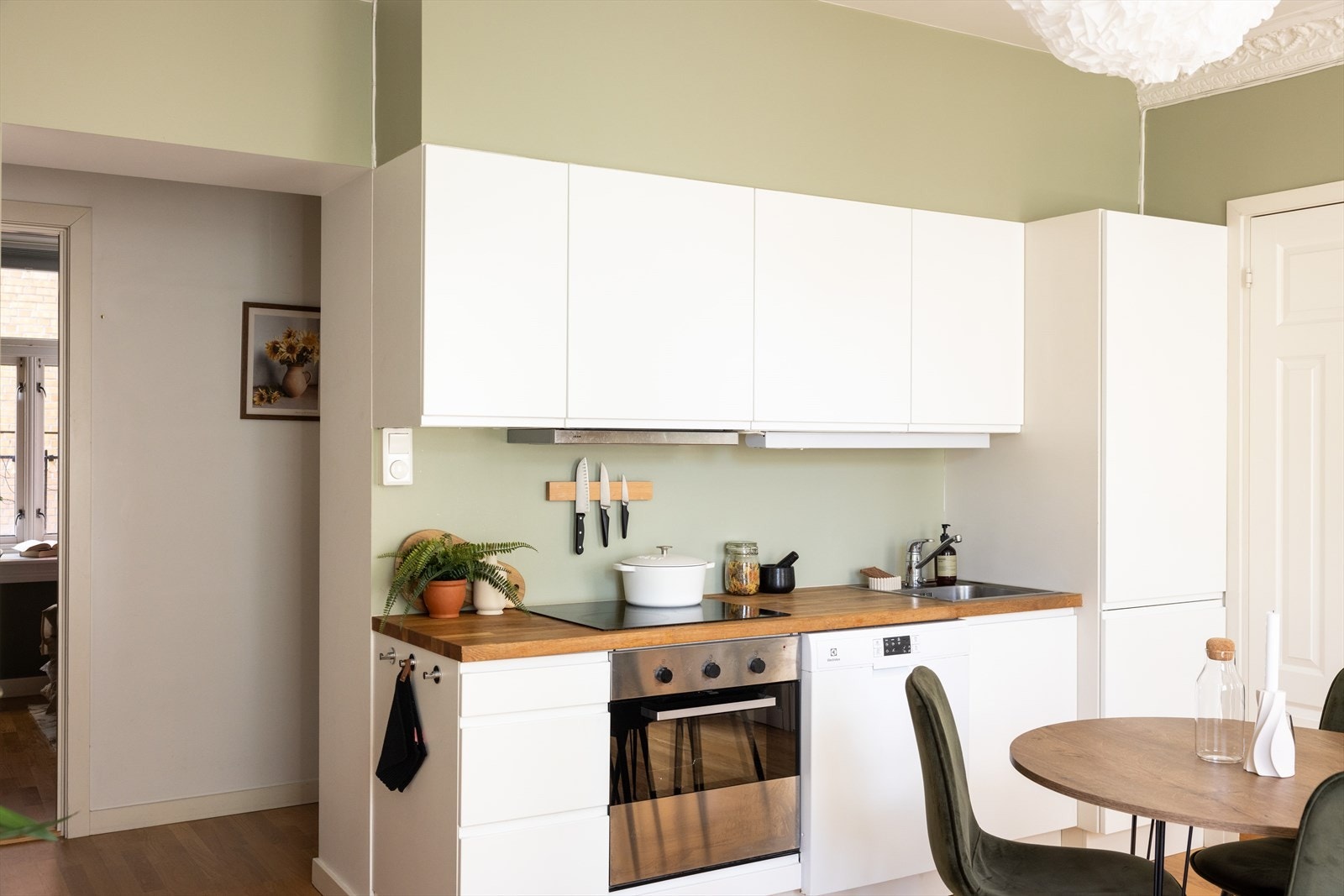 - Kjøkkeninnredning med glatte fronter og heltre benkeplate med nedfelt vask - Galleribilde