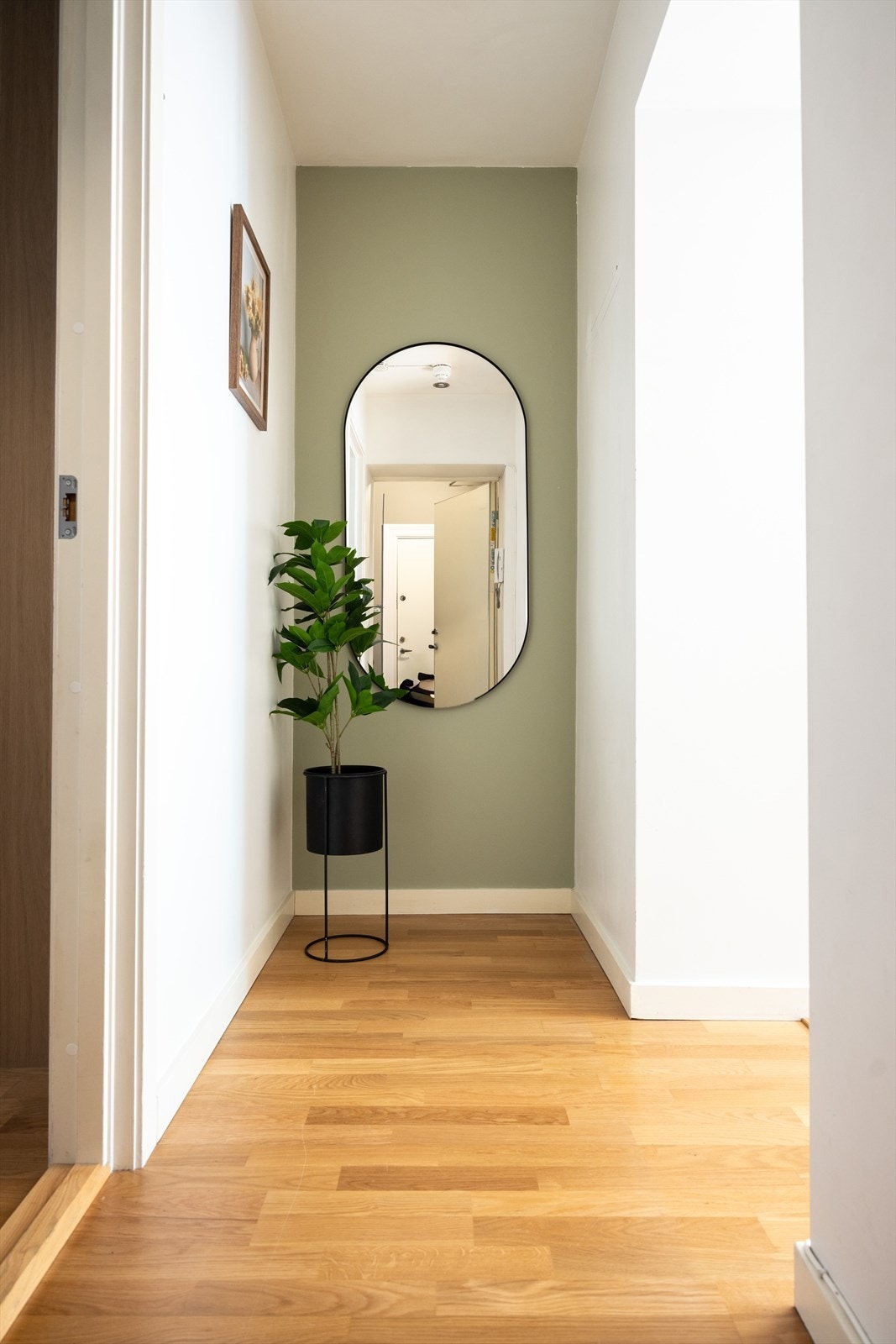 - En lys og innbydende entré som gir et godt førsteinntrykk av leiligheten. God plass til sko og yttertøy - Galleribilde