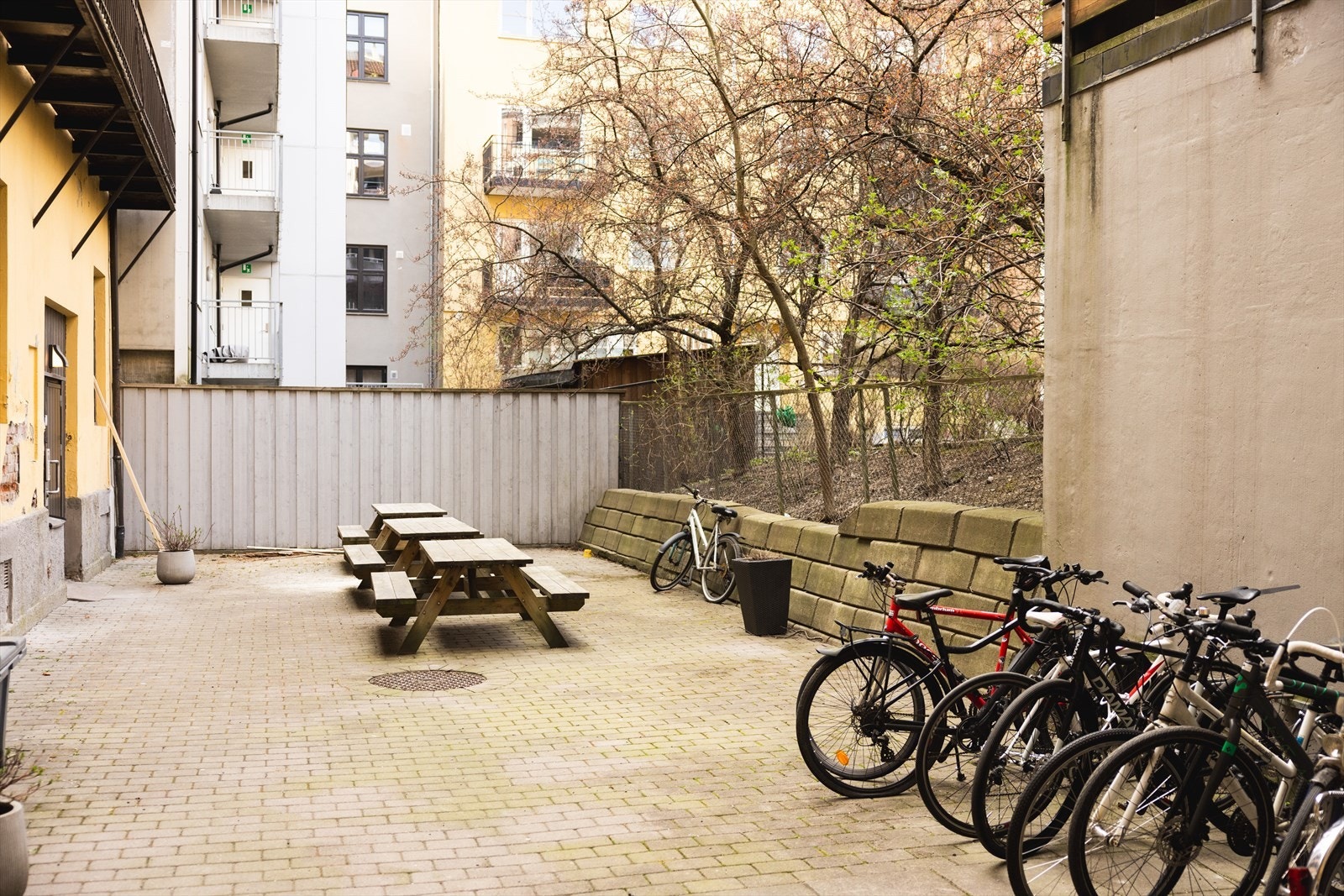 - Hyggelig bakgård med sykkelparkering - Galleribilde