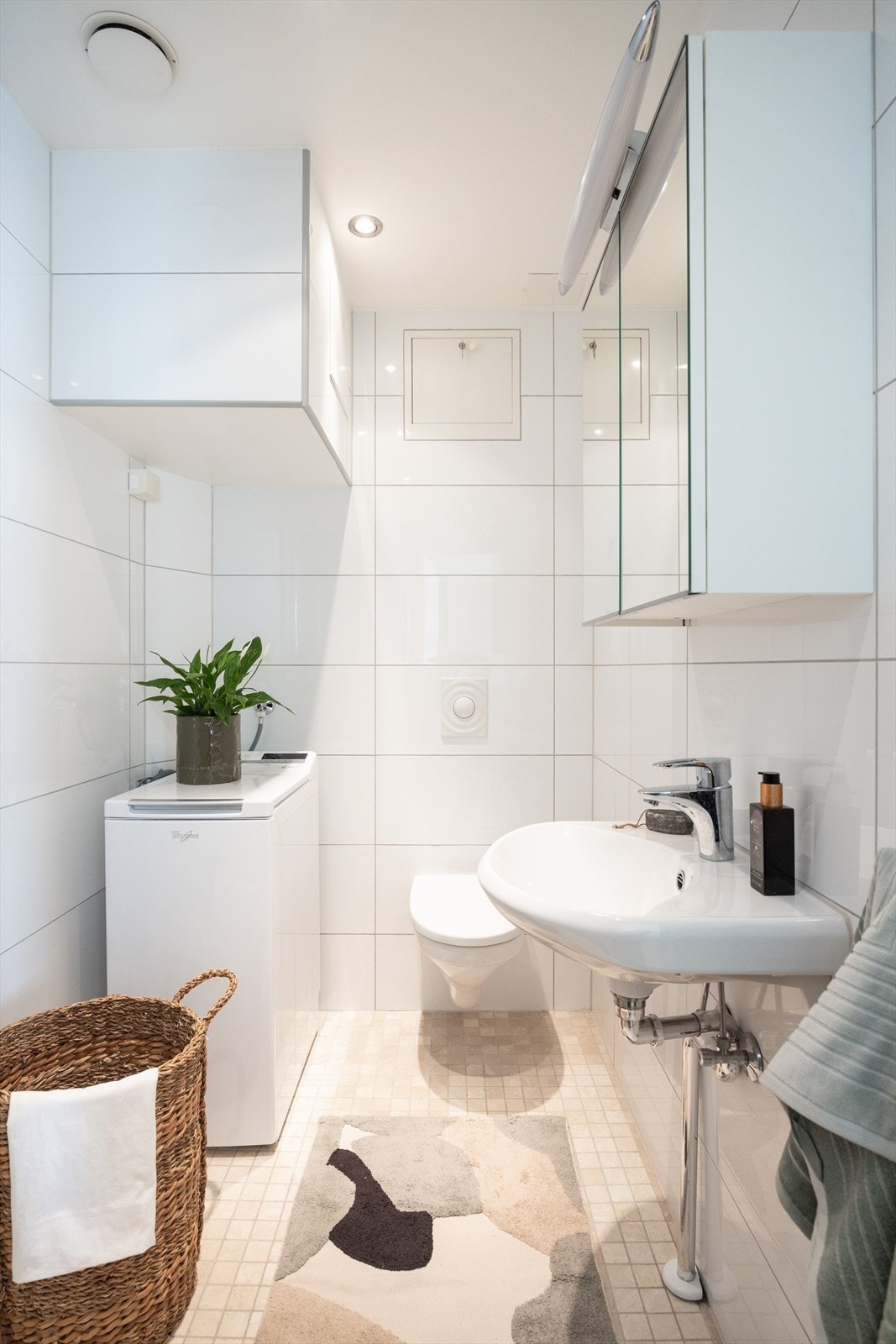 - Baderommet er innredet vegghengt klosett, servant, speilskap og dusjhjørne med svingbare glassdører - Galleribilde