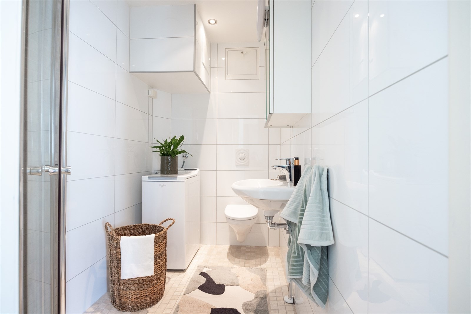 - Flislagt baderom fra 2010 med varme i gulvet og downlights i himling - Galleribilde