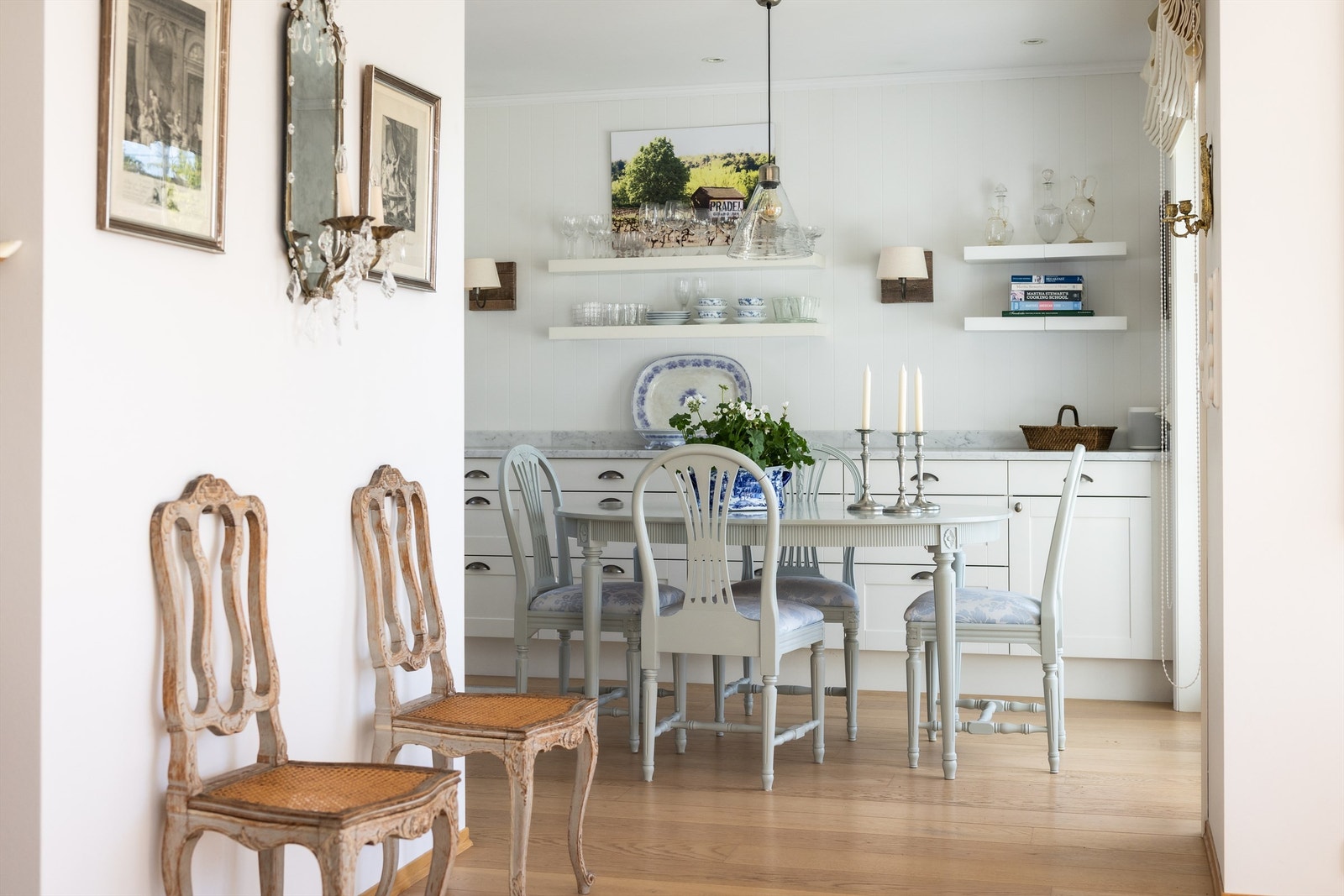 På kjøkkenet er det god plass til et kjøkkenbord og stoler. Galleribilde