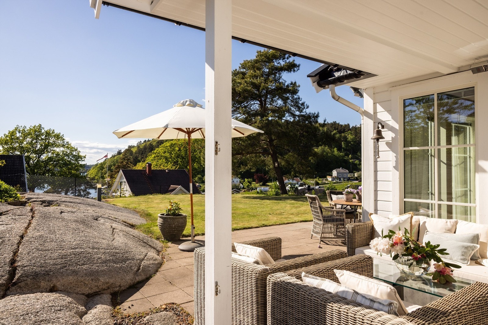 Med nydelig sjøutsikt og sol fra tidlig morgen til sen kveld, er dette stedet for deg som verdsetter både moderne komfort og naturskjønnhet Galleribilde