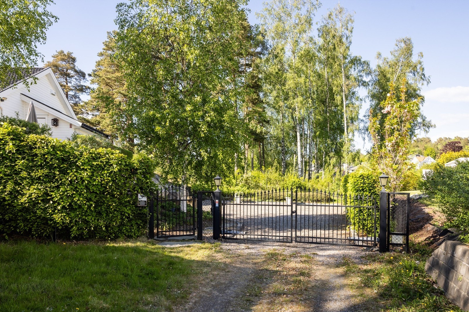 Eiendommen er beliggende på et høydedrag innerst i blindvei. Denne boligen tilbyr en unik kombinasjon av fredelig atmosfære og praktisk beliggenhet Galleribilde