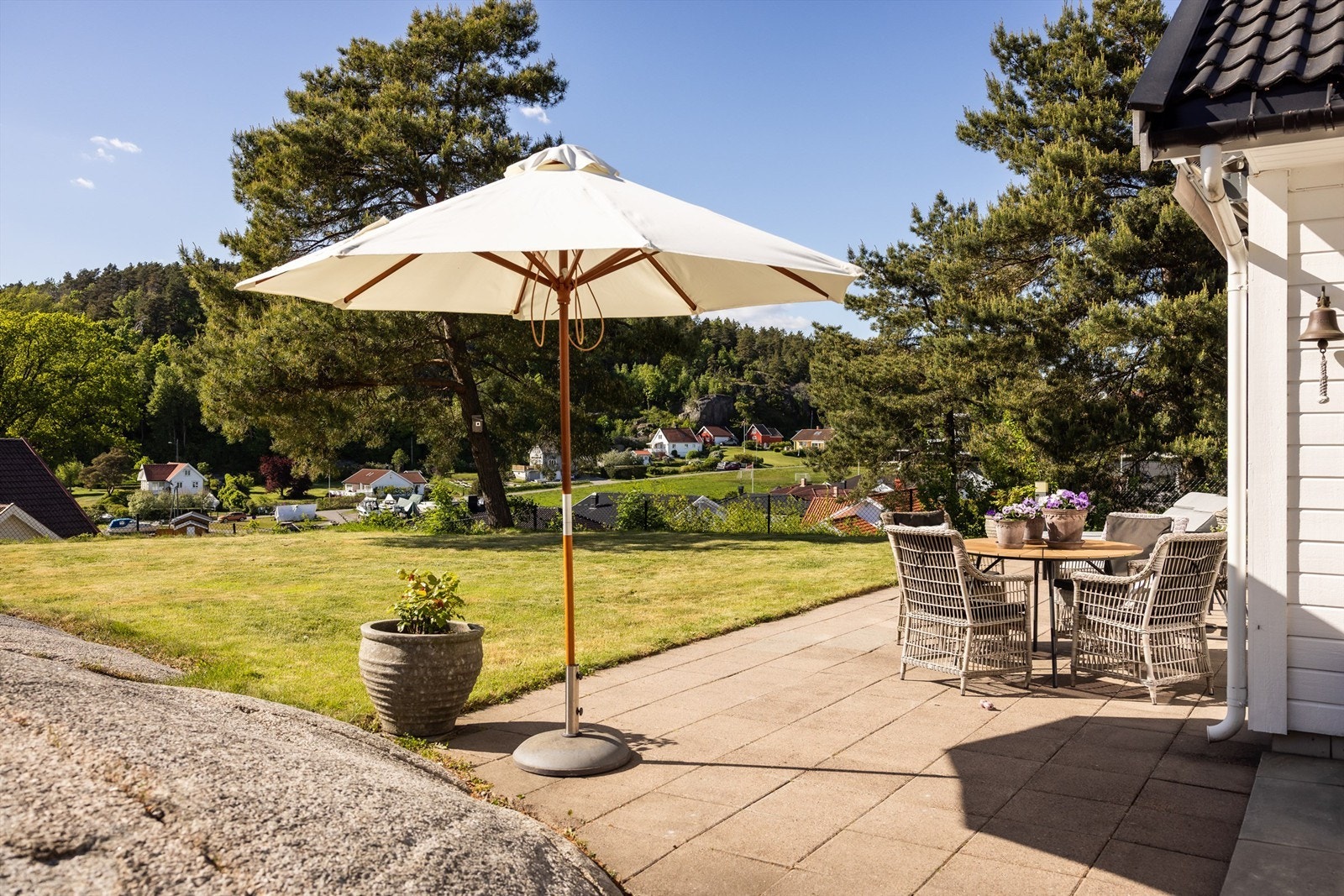 Eiendommen ligger i et sjønært og attraktivt område på Movik. Movik er et sted på sørøstspissen av Nøtterøy i Færder kommune Galleribilde