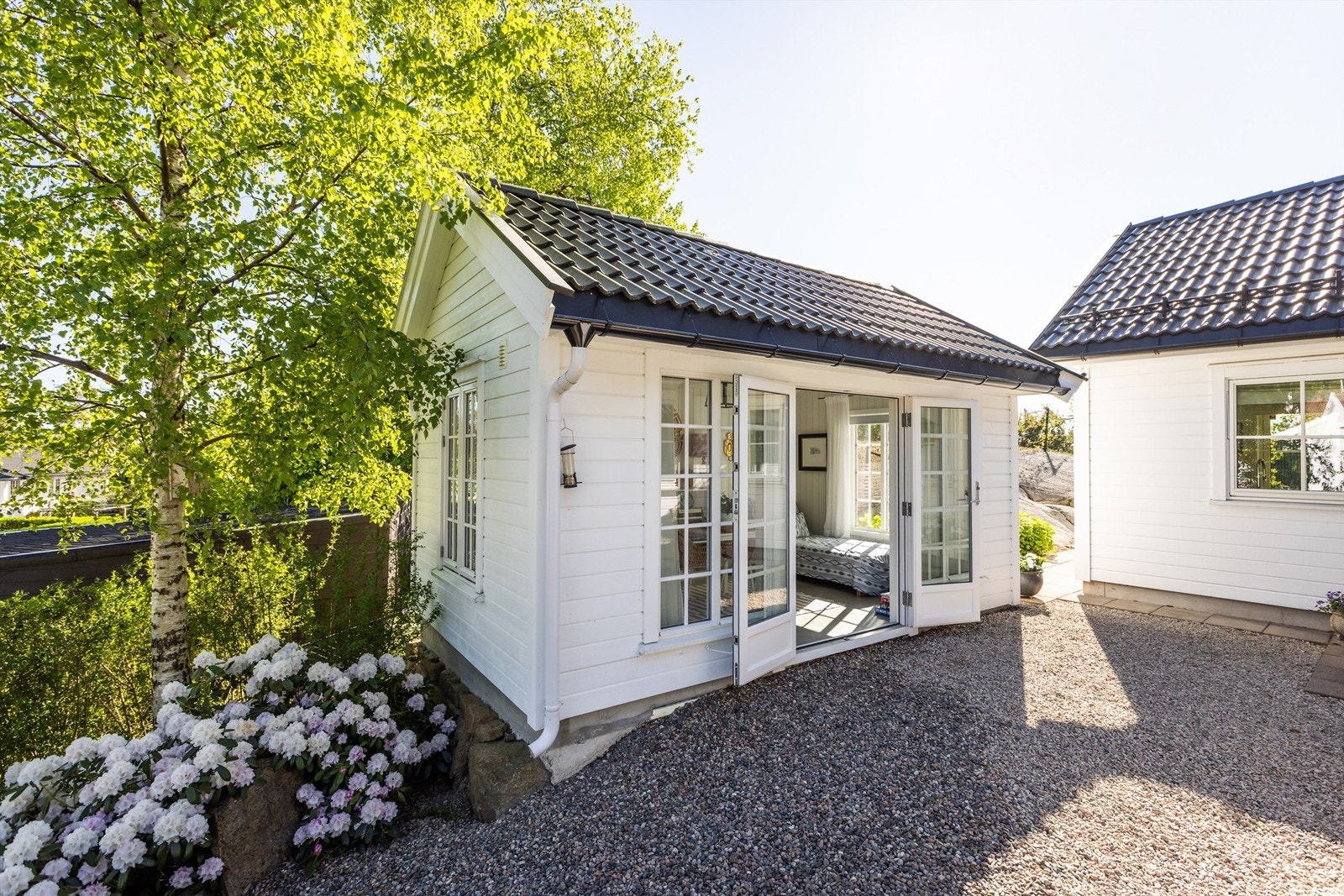 Tilhørende eiendommen er det oppført et frittstående fullisolert og innredet anneks fra 2020, bygget av Byggmester Langedrag AS Galleribilde