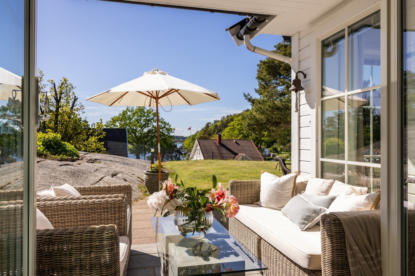 Eiendommen er beliggende på et høydedrag innerst i blindvei. Denne boligen tilbyr en unik kombinasjon av fredelig atmosfære og praktisk beliggenhet Galleribilde