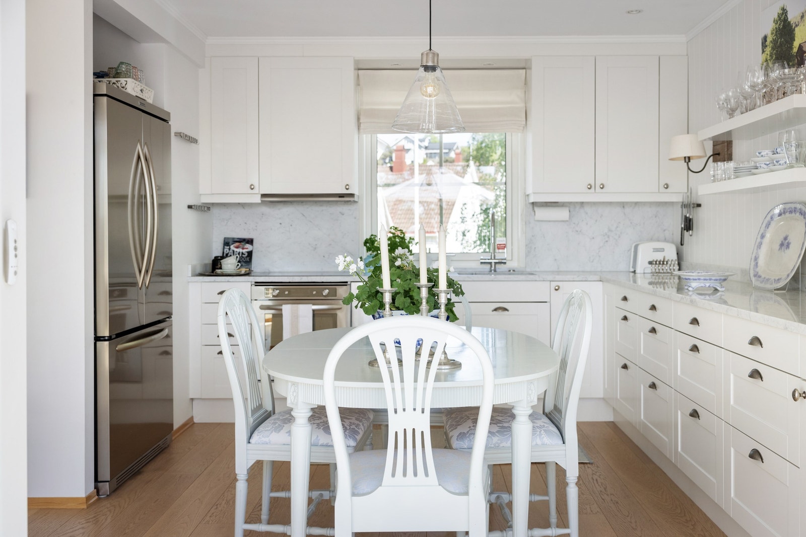 Delikat og meget innbydende kjøkken med profilerte fronter, levert og montert av Gulli Trevare Galleribilde