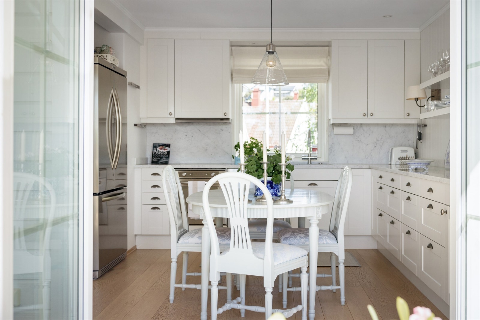 Det er integrert oppvaskmaskin, induksjonstopp og stekeovn i innredningen. Frittstående kjøl/fryseskap med isbitmaskin i nisje Galleribilde