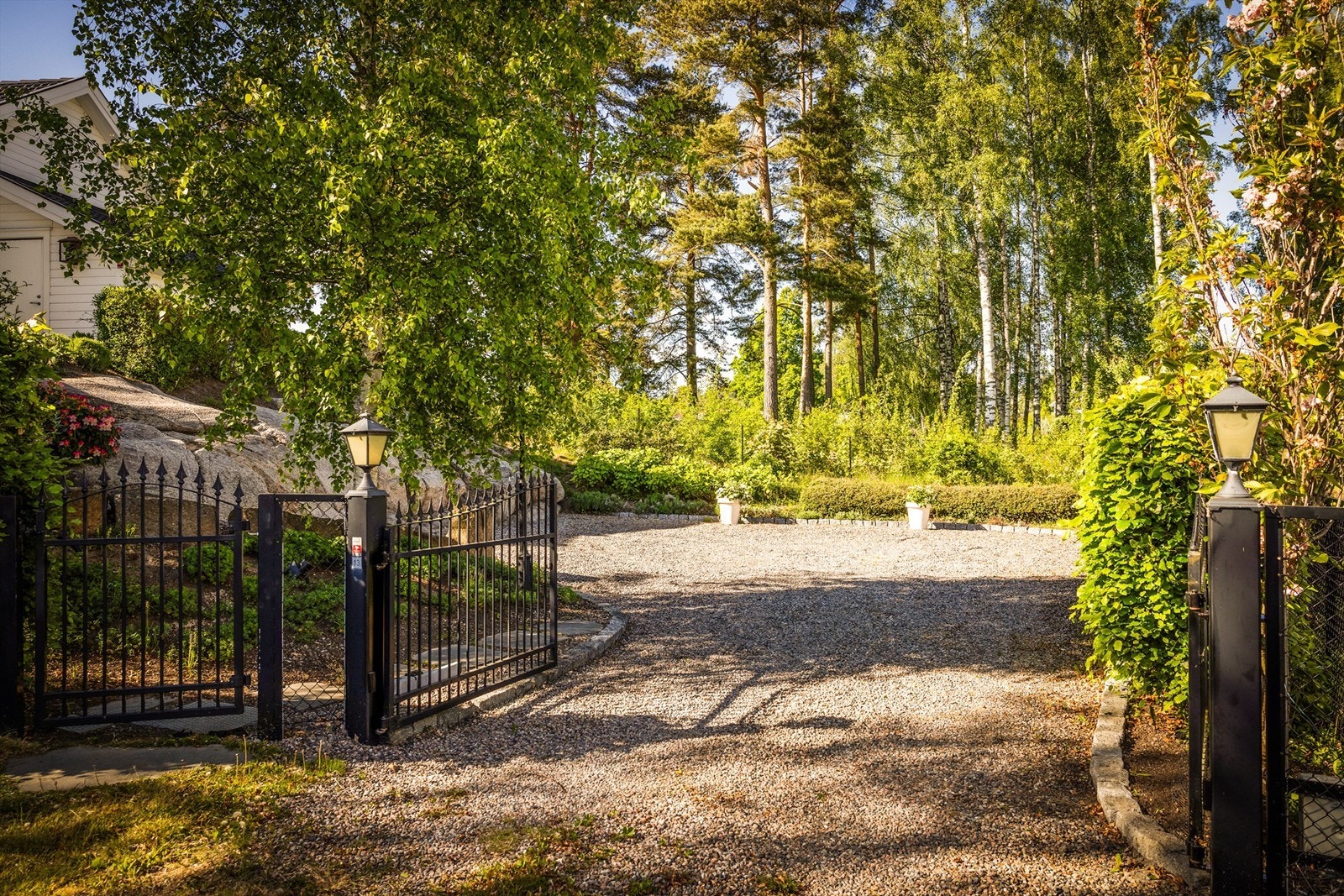 En koselig innkjørsel til den innerste eiendommen, i en stille og fredfull blindvei er det første som møter deg på vei til Movik Vestre 13 Galleribilde