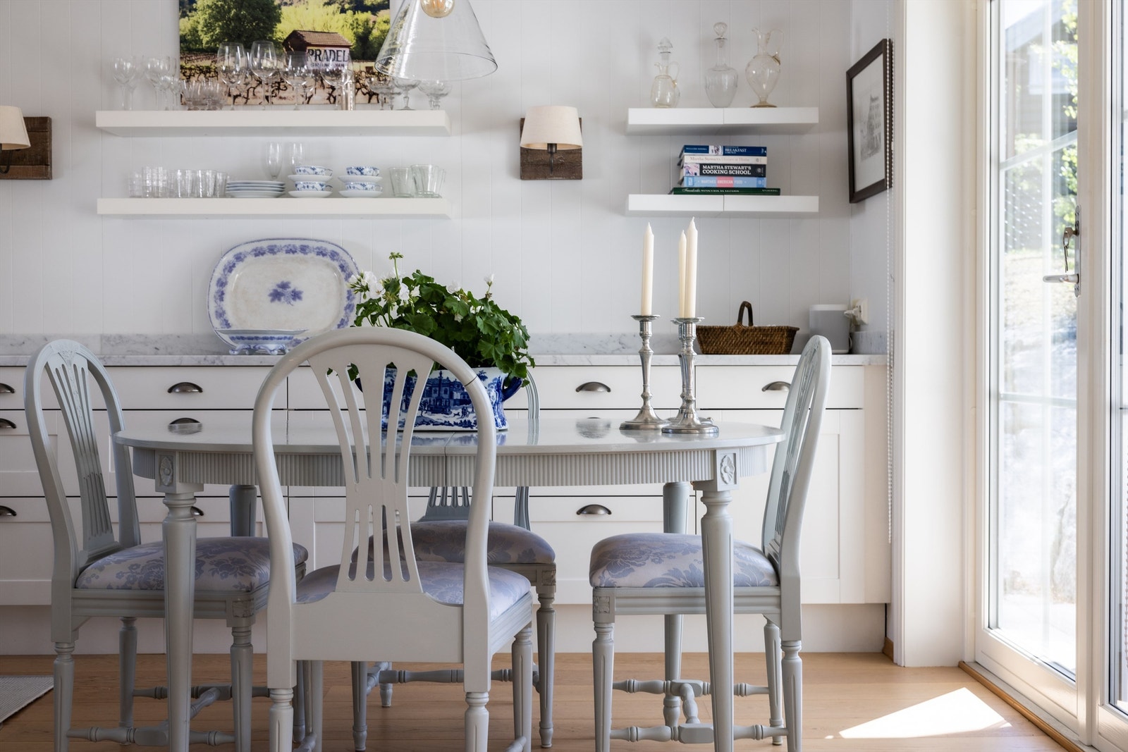 På kjøkkenet er det benkeplate i marmor. All marmor er levert og montert av Lenngren Galleribilde