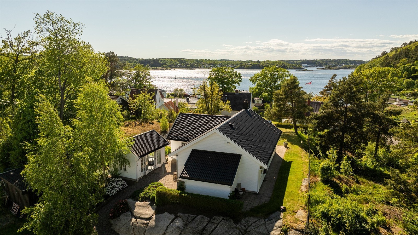 Sjelden perle i Movik - Nøtterøy. Sjønær helårs-og fritidsbolig med nydelig utsikt. Sol hele dagen, usjenert beliggenhet og høy standard! Galleribilde