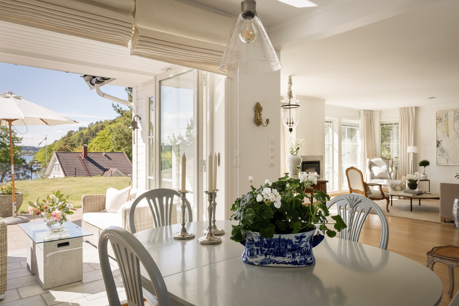 Fra kjøkkenet er det utgang til en takoverbygget skiferterrasse på ca. 9 kvm. Galleribilde