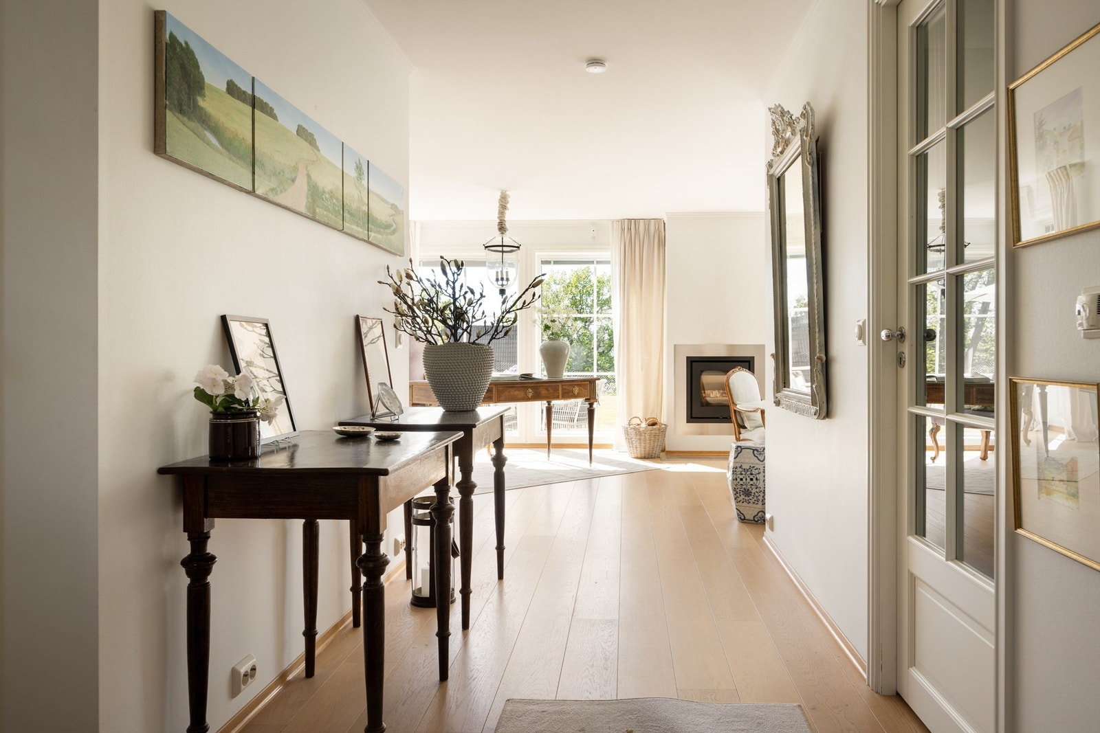 Gulvene i stuen, kjøkkenet og soverommene er lekker 1 stavs eikeparkett fra Flotte gulv. Alle gulv, bortsett fra soverommene har gulvvarme for ekstra komfort Galleribilde