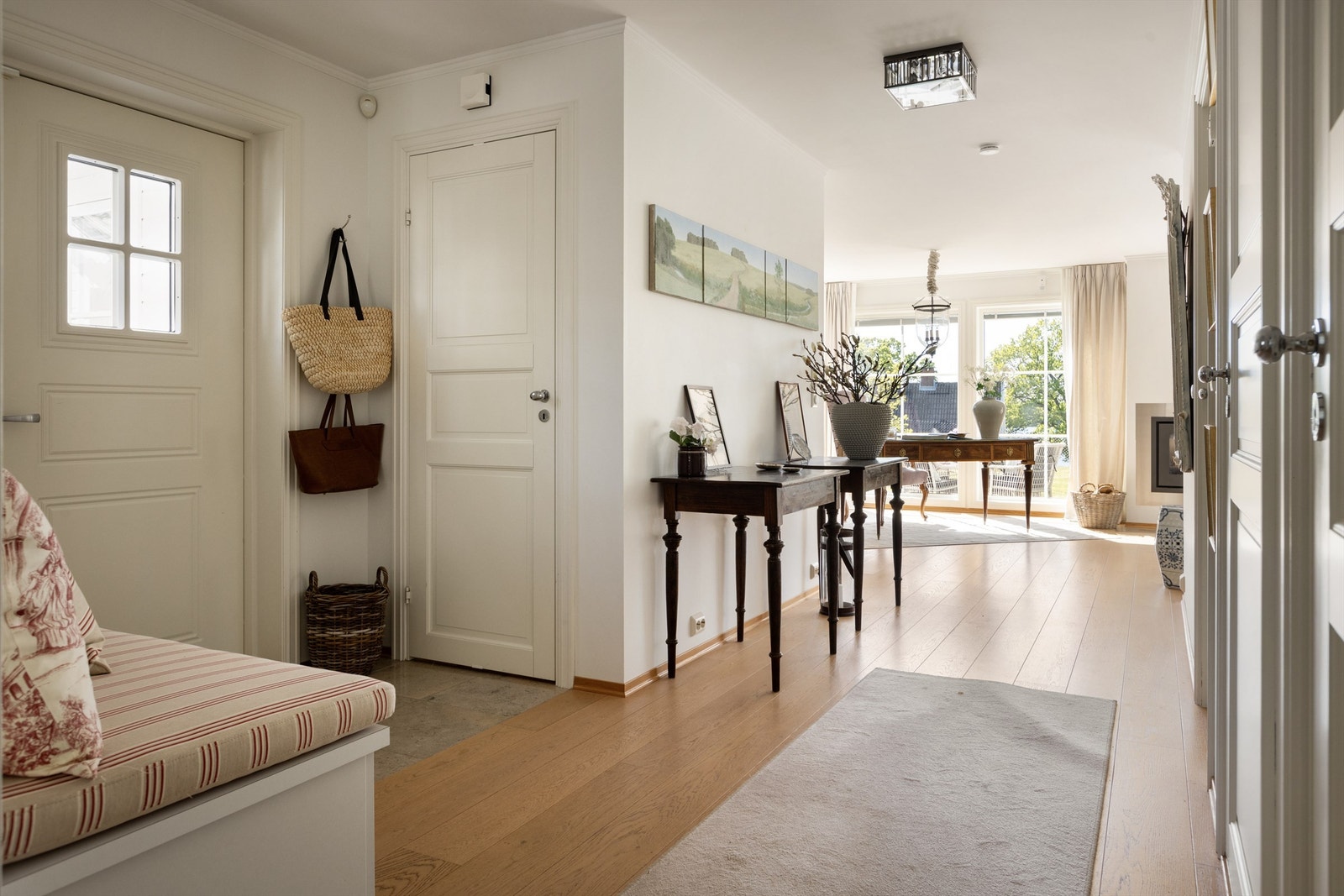 Hele eiendommen oser av god kvalitet og herlig atmosfære, her kan du flytte rett inn - hele familien vil stortrives. Boligen har en lettstelt, praktisk og funksjonell planløsning med alt på en flate og uten terskler Galleribilde