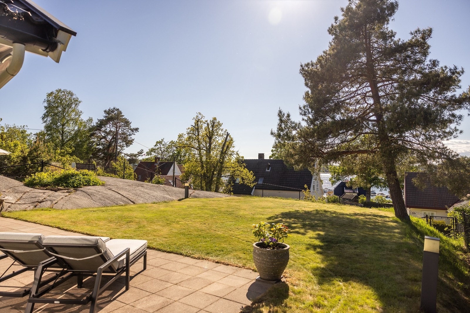 Avstanden til sjø og strand er kun 100 meter i luftlinje og 3 minutter til fots, noe som gir enkel tilgang til kystens gleder og kanskje en av Norges flottste skjærgårder Galleribilde