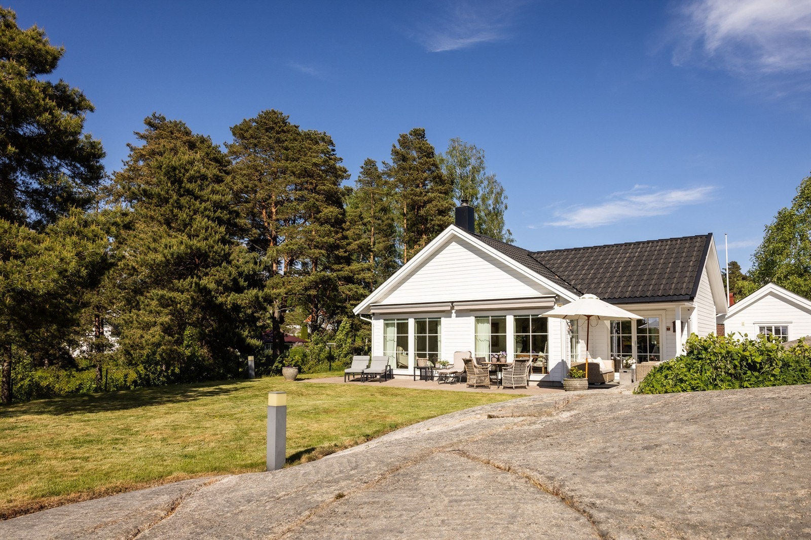 Eiendommen består av enebolig fra 2010 oppført av Mesterhus ved Byggmester Langedrag AS. Boligen har alt på 1. plan ligger over støpt plate på mark. Tilhørende eiendommen er det et frittliggende anneks Galleribilde