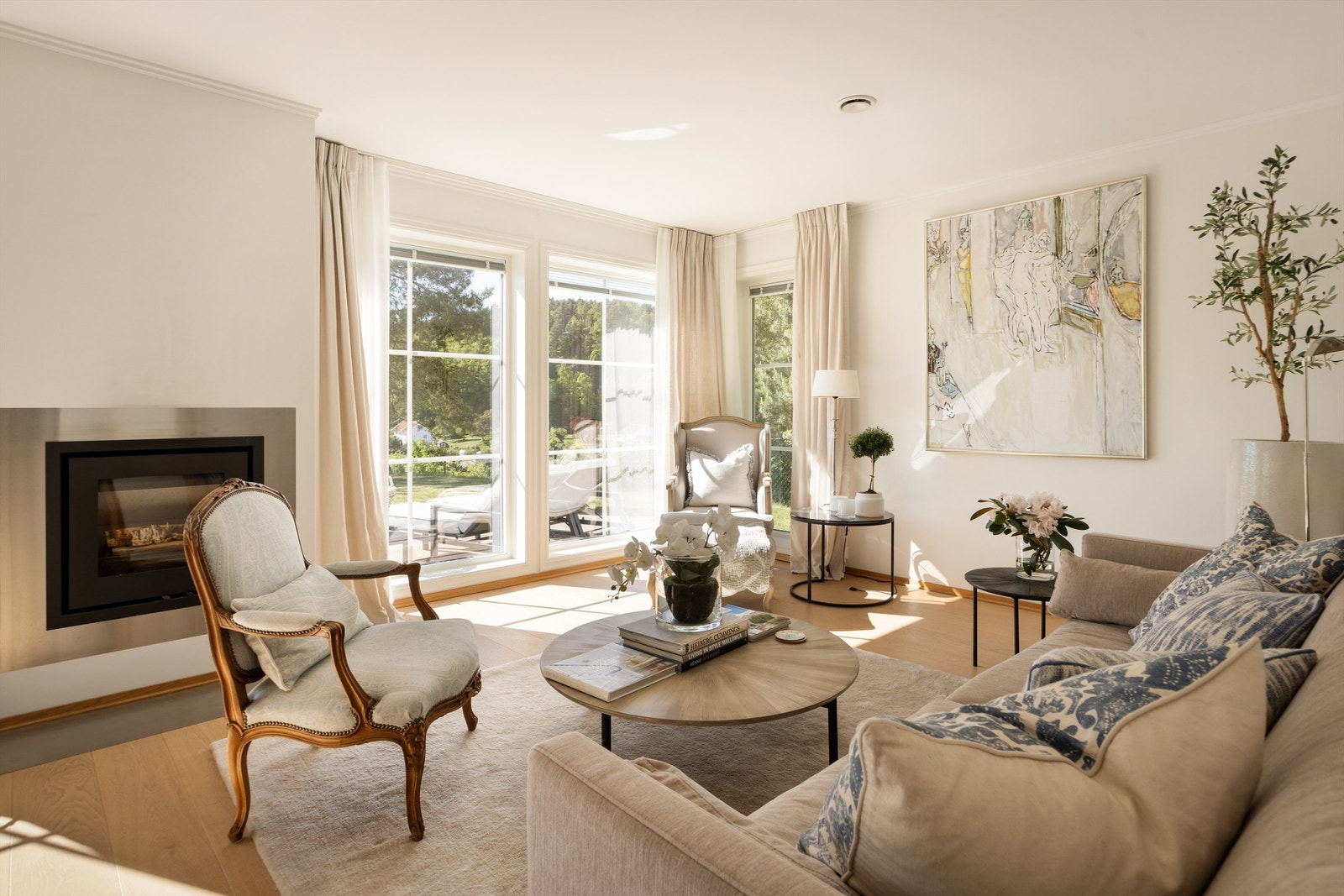 Fra stuen er det utgang til en overbygget terrasse med levegg og elektrisk markise. Et fantasisk sted å tilbringe sommerdagene, helt uten forstyrrelser og innsyn Galleribilde