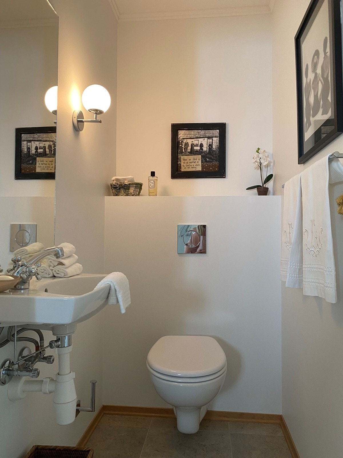 Boligen har eget gjestetoalett med marmorgulv Galleribilde