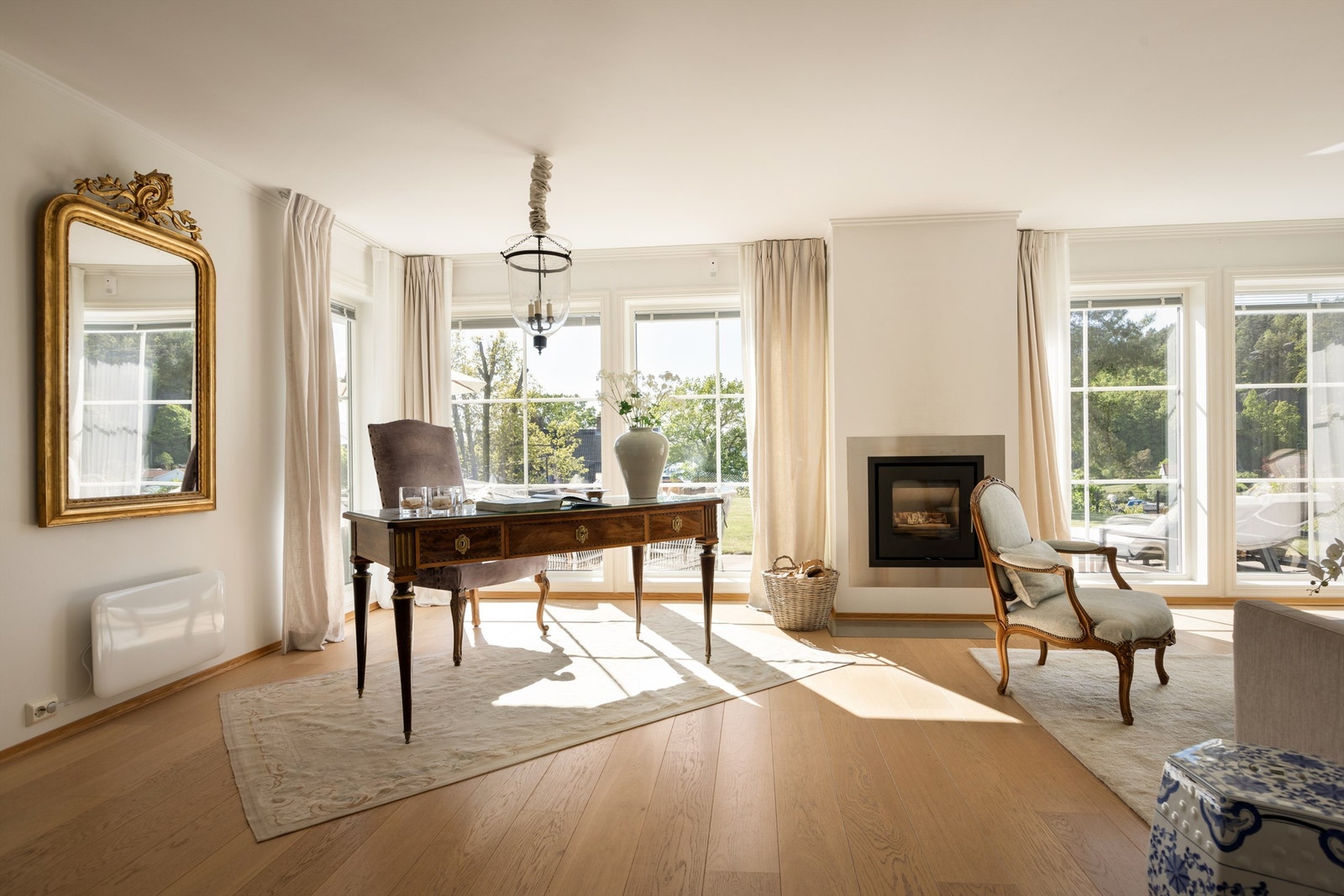 Boligen har en herlig stue med store vindusflater som gir et nydelig dagslys inn gjennom hele huset. I stuen er det også en deilig peis med innsats Galleribilde