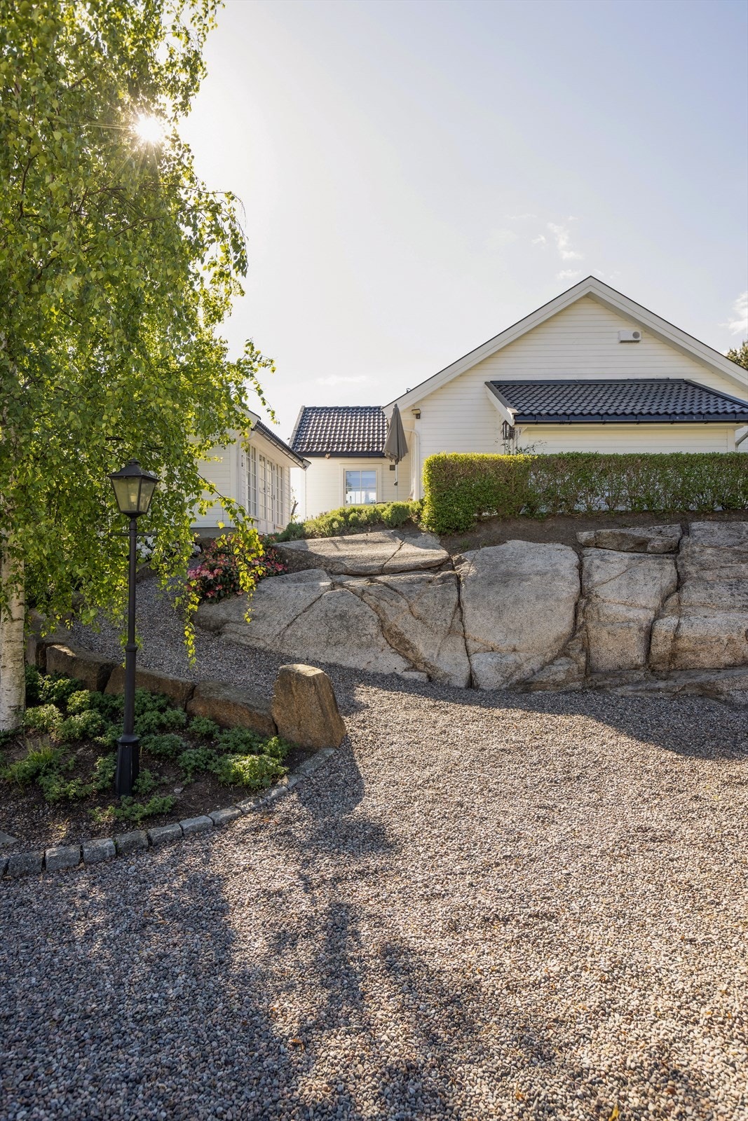 I tillegg er det gangport på sjøsiden av eiendommen. Hele eiendommen er inngjerdet, og perfekt og trygt for deg med små barn eller hund Galleribilde