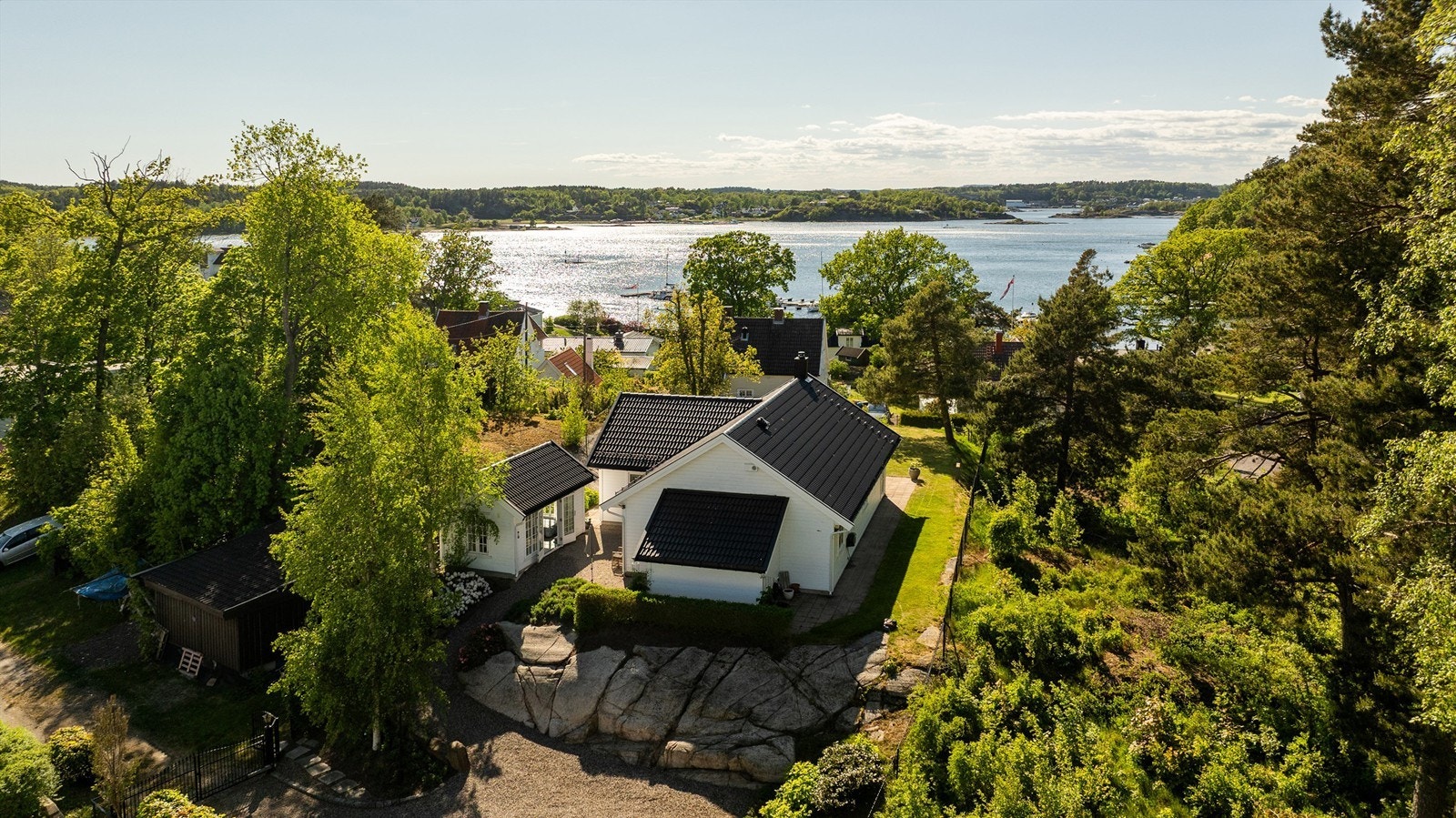 Hele eiendommen ligger på et høydedrag og helt usjenert fra omverden, innerst i blindvei - her vil hele familien stortrives! Galleribilde