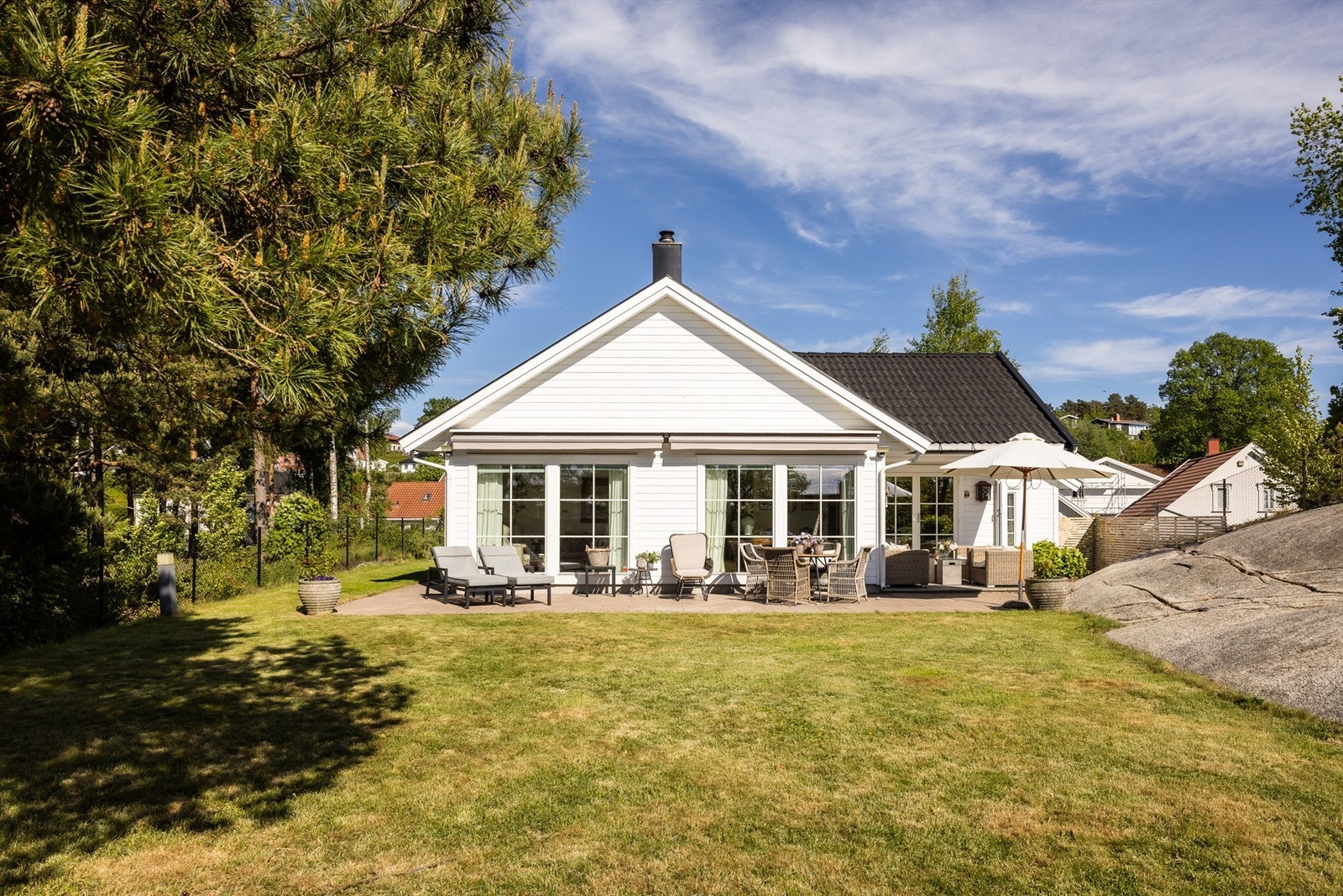 Elektrisk markise og levegg på terrassen er levert av Kjells Markiser, og soverommene er utstyrt med myggnetting. Balansert ventilasjon og elektrisk håndklevarmer på badet bidrar til et behagelig inneklima Galleribilde