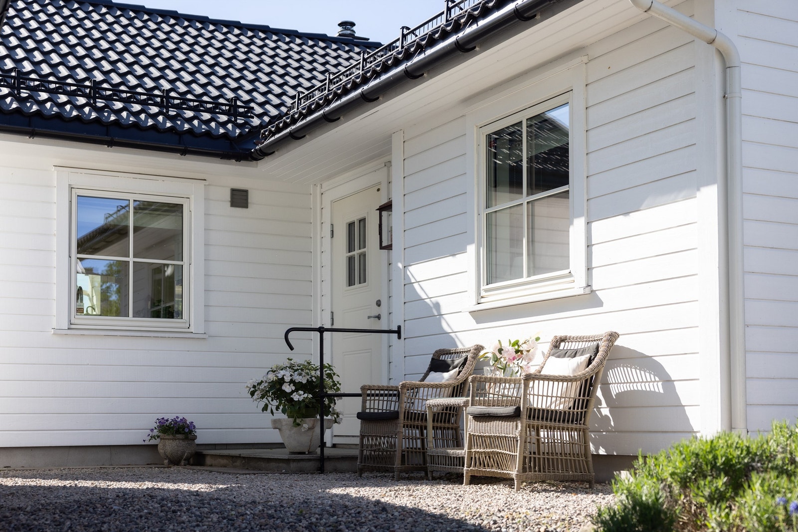 Lune, solrike uteplasser med herlig atmosfære. Her kan du nyte sol fra tidlig morgen til sen kveld, omgitt av en nydelig opparbeidet hage og en usjenert atmosfære Galleribilde