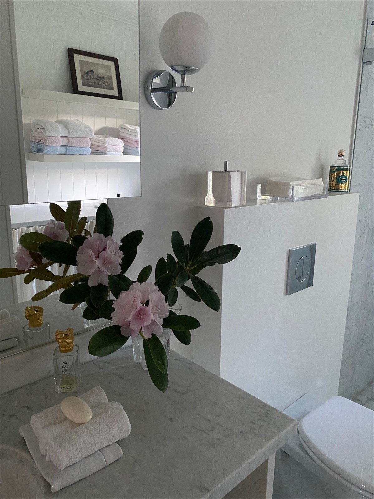 Badet inneholder nedfelt servant i marmorplate, veggmontert toalett, dusjvegger/hjørne, elektrisk håndkleholder og opplegg for vaskemaskin/tørketrommel Galleribilde