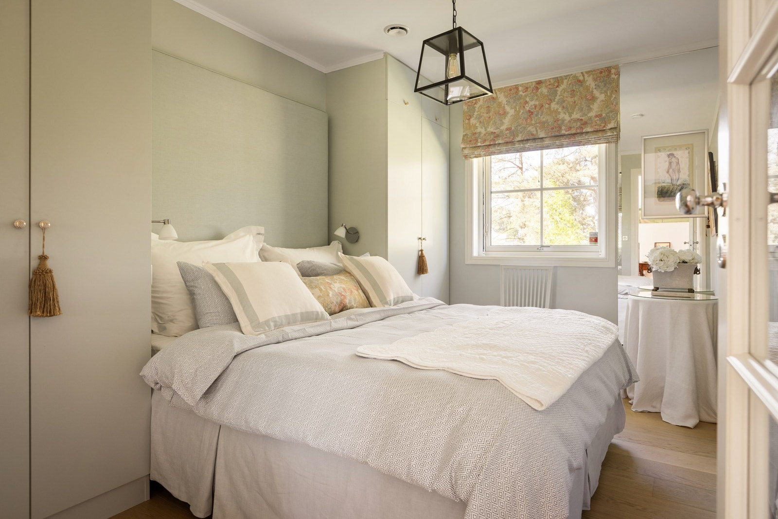 Boligen har 3 fine soverom med plassbygde garderobeskap Galleribilde