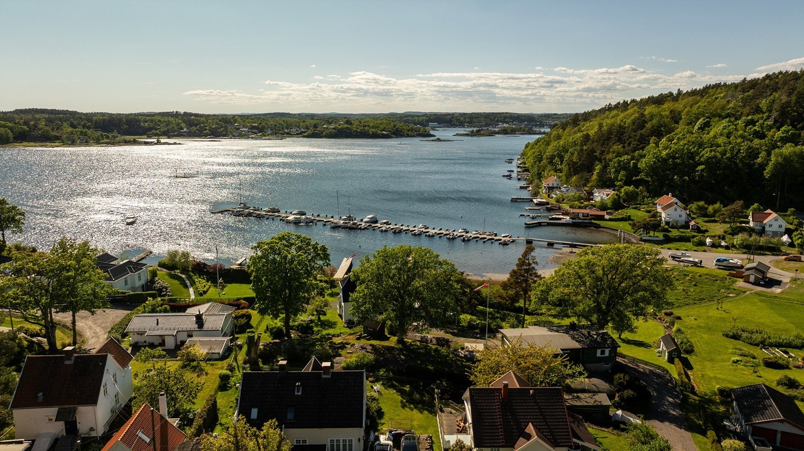 Eiendommen har en nydelig utsikt mot sjøen, og avstanden ned til sjø og strand er kun 100 meter i luftlinje og 3 minutter til fots, noe som gir enkel tilgang til kystens gleder. Eiendommen har fantastiske solforhold fra tidlig morgen til sen kveld Galleribilde