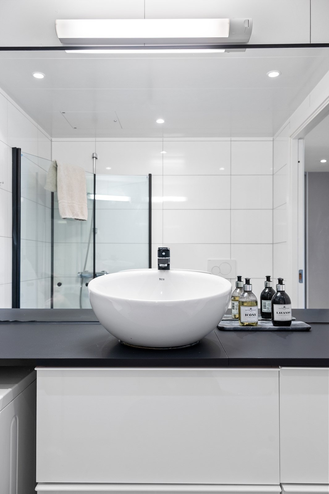 Det er god oppbevaringsplass til toalettsaker i innredningen. Galleribilde