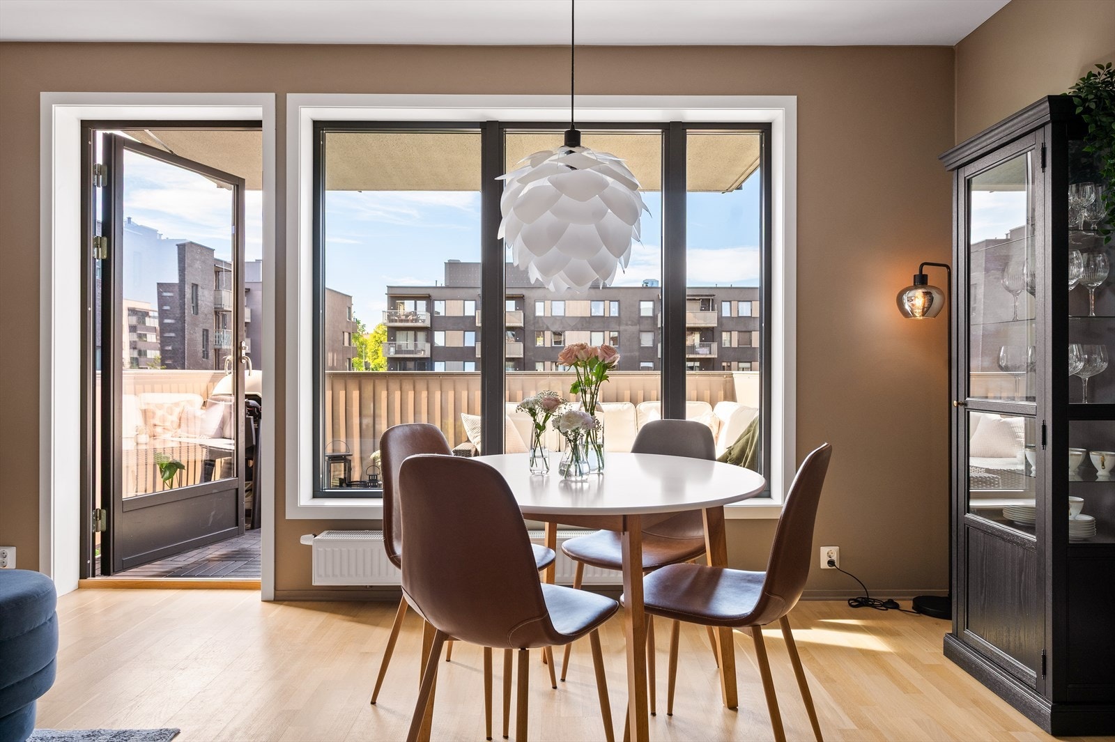 Store vindusflater langs den ene veggen gir rikelig med naturlig lys og skaper en luftig atmosfære. Galleribilde