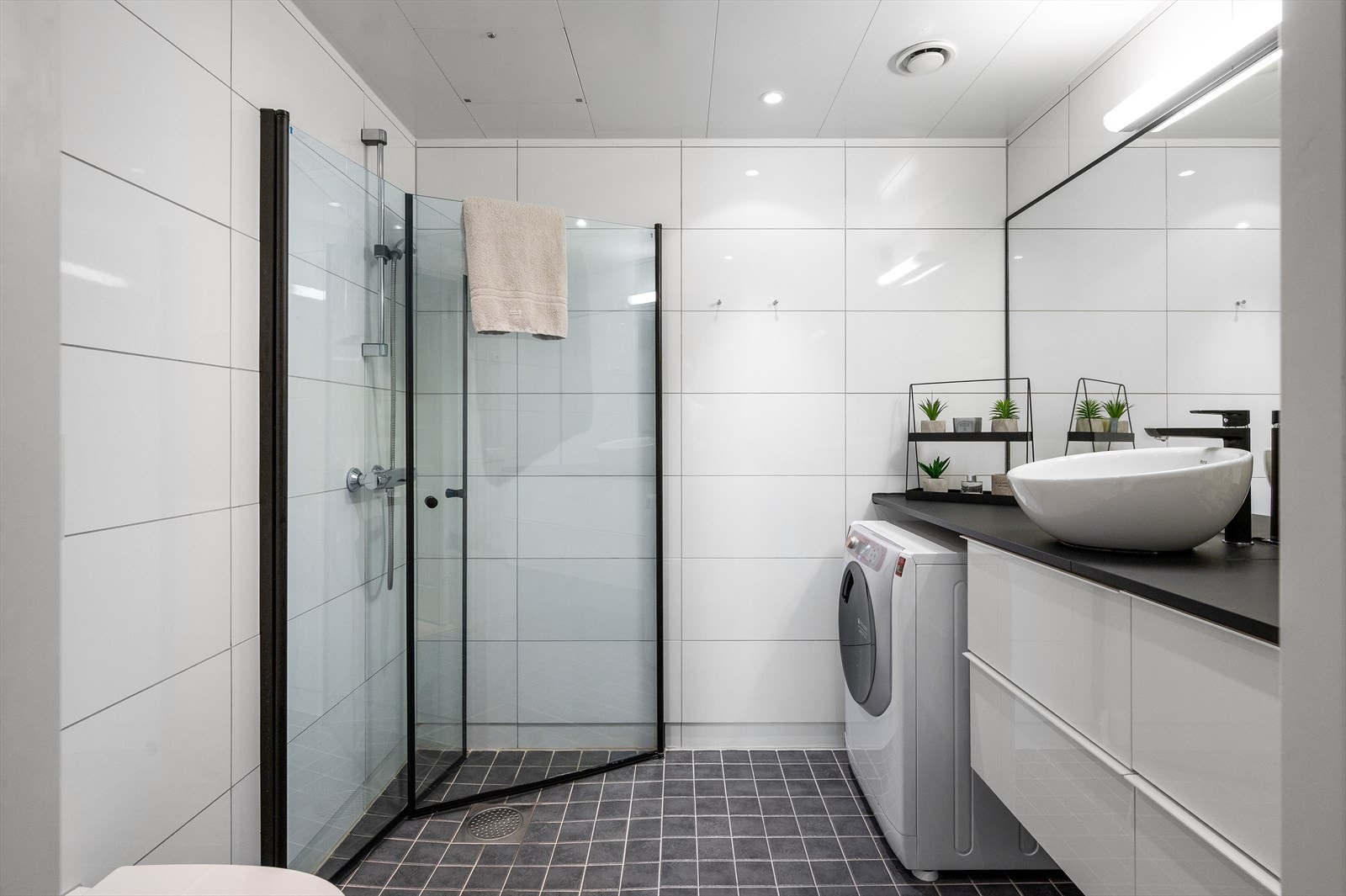 Delikat bad med flislagte vegger og gulv, samt elektrisk gulvvarme for god komfort. Galleribilde