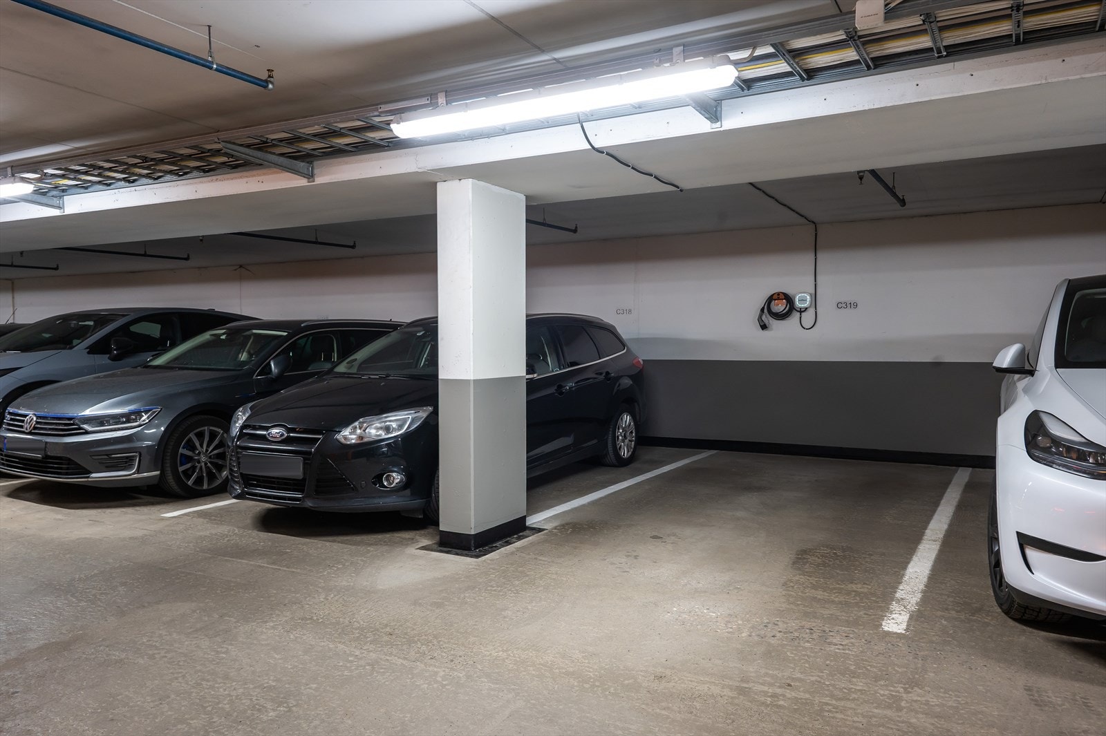 Med boligen selges garasjeplass med EL-lader, merket med C319. Galleribilde