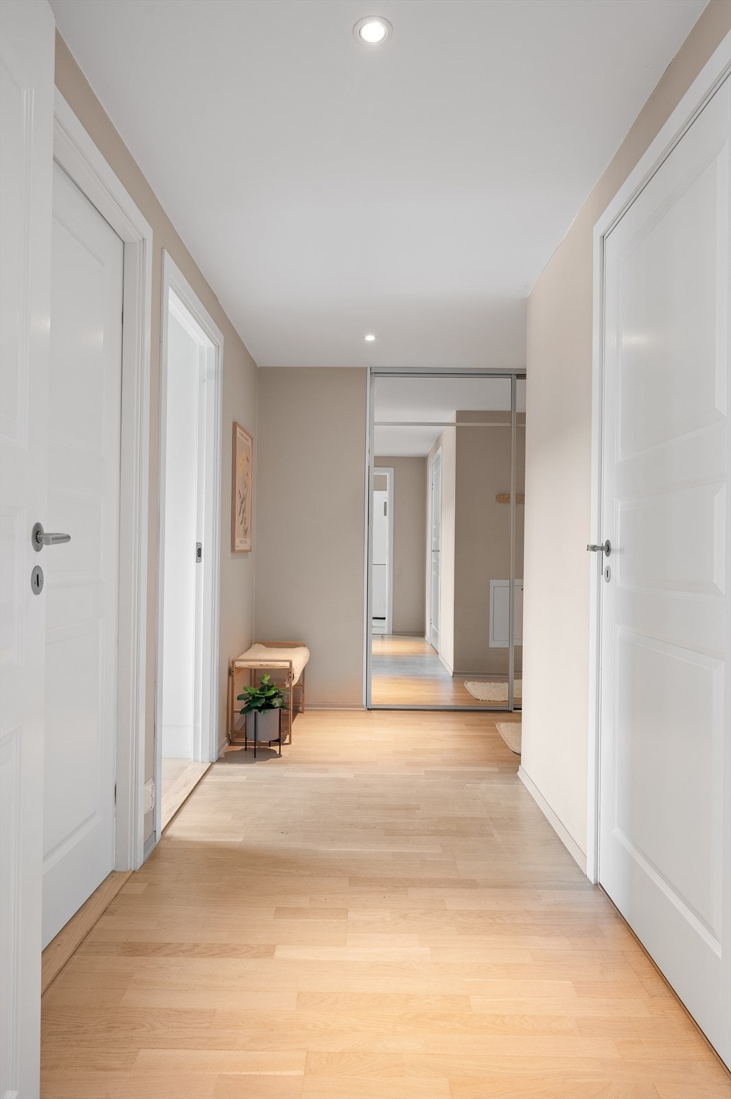 Gangen er godt belyst med downlights i himling. Galleribilde