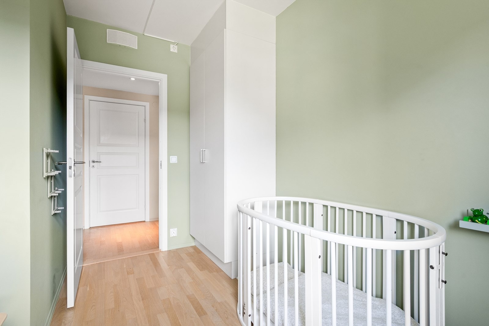 Det er god plass til seng, kommode og nattbord. Galleribilde