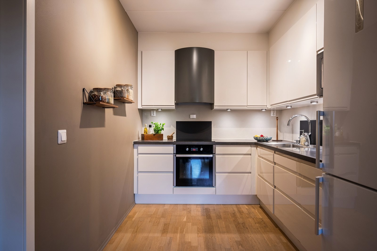 Kjøkkenet er blant annet utstyrt med integrert platetopp (byttet i 2024), stekeovn, avtrekk via byggets sentrale anlegg, vannstoppsystem og komfyrvakt. Galleribilde