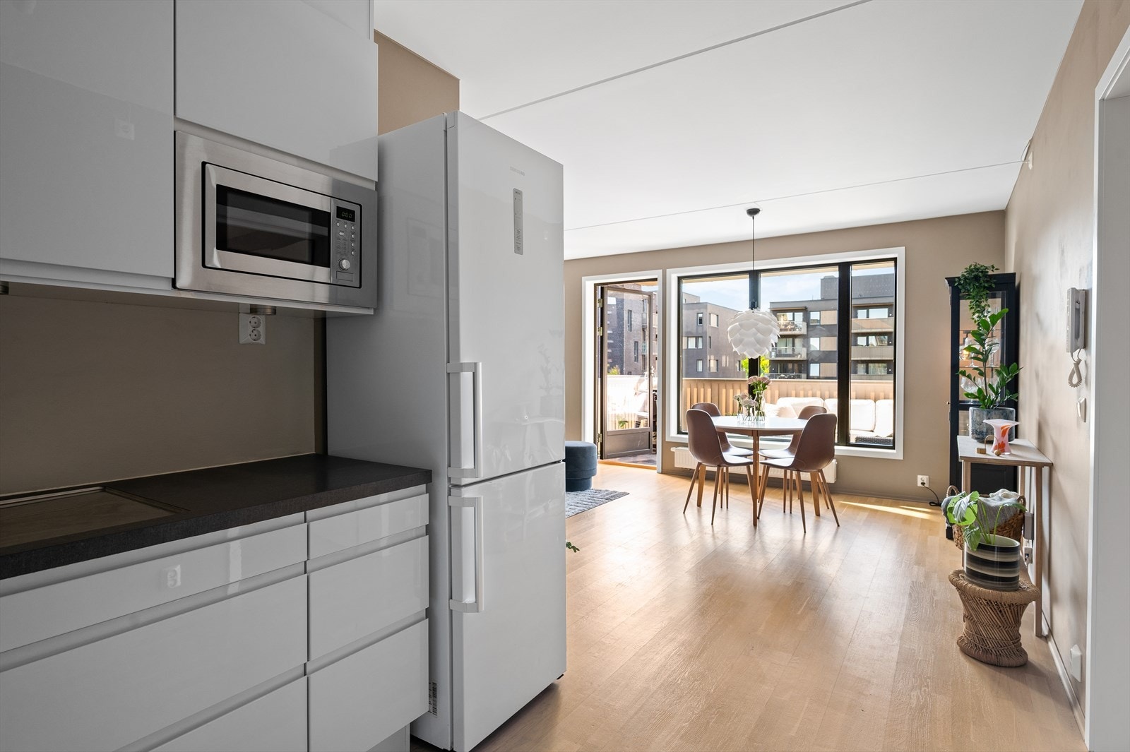 Frittstående kjøleskap med fryser følger med salget. Galleribilde