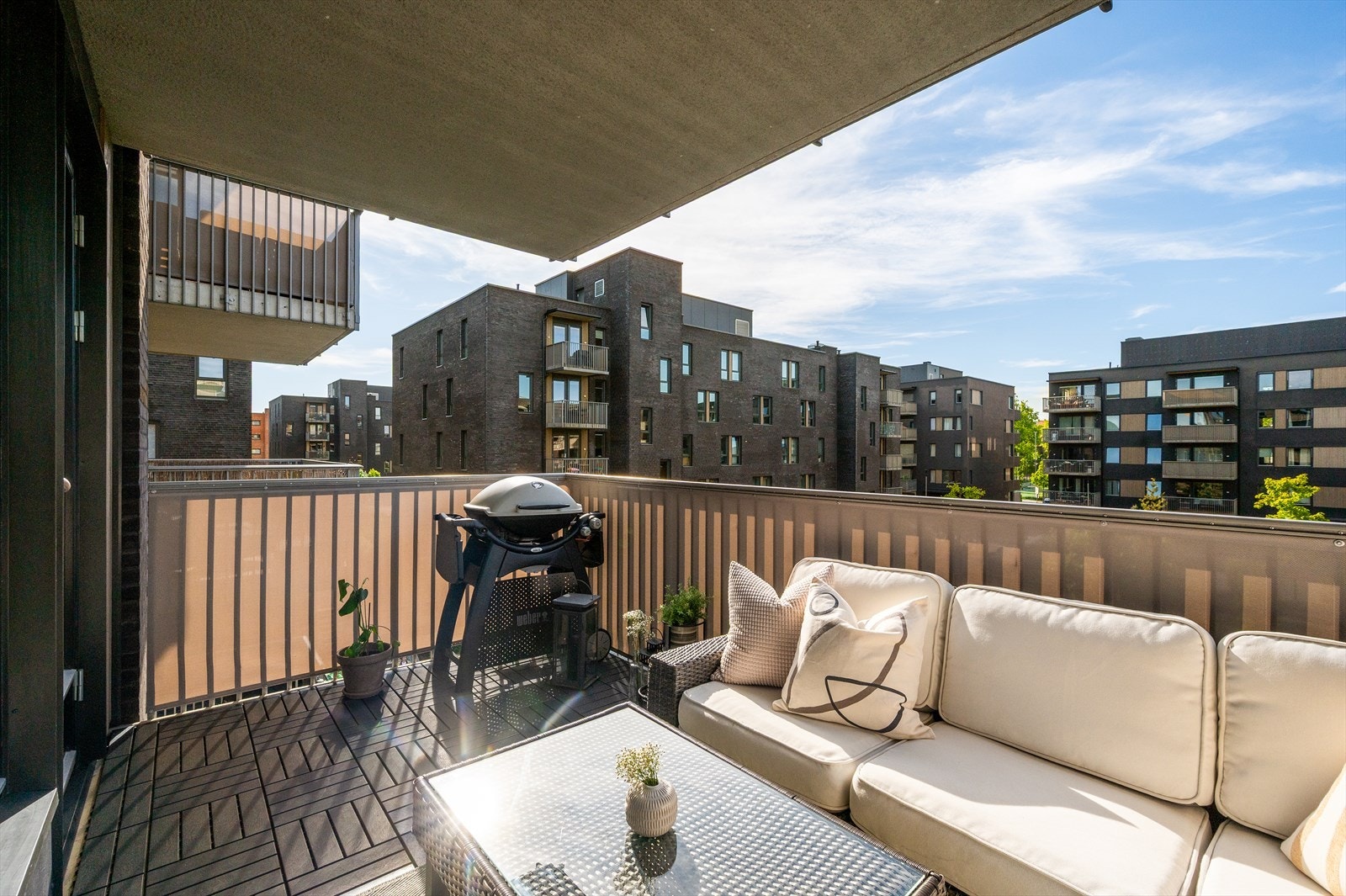 Overbygget tak gir skjerming mot vær og vind. Galleribilde