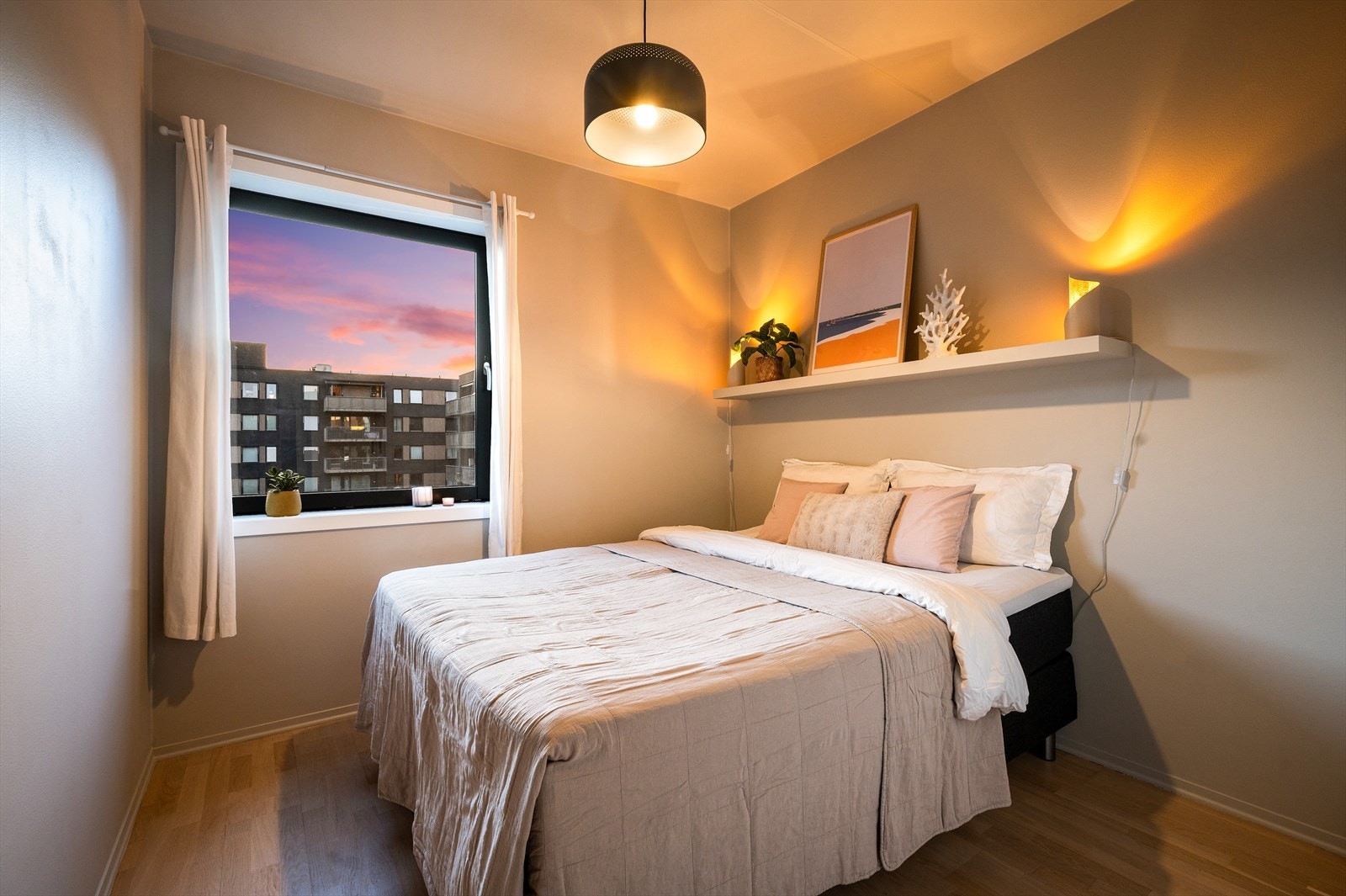 Romslig hovedsoverom malt i 2025 i en lys og behagelig tone. Galleribilde